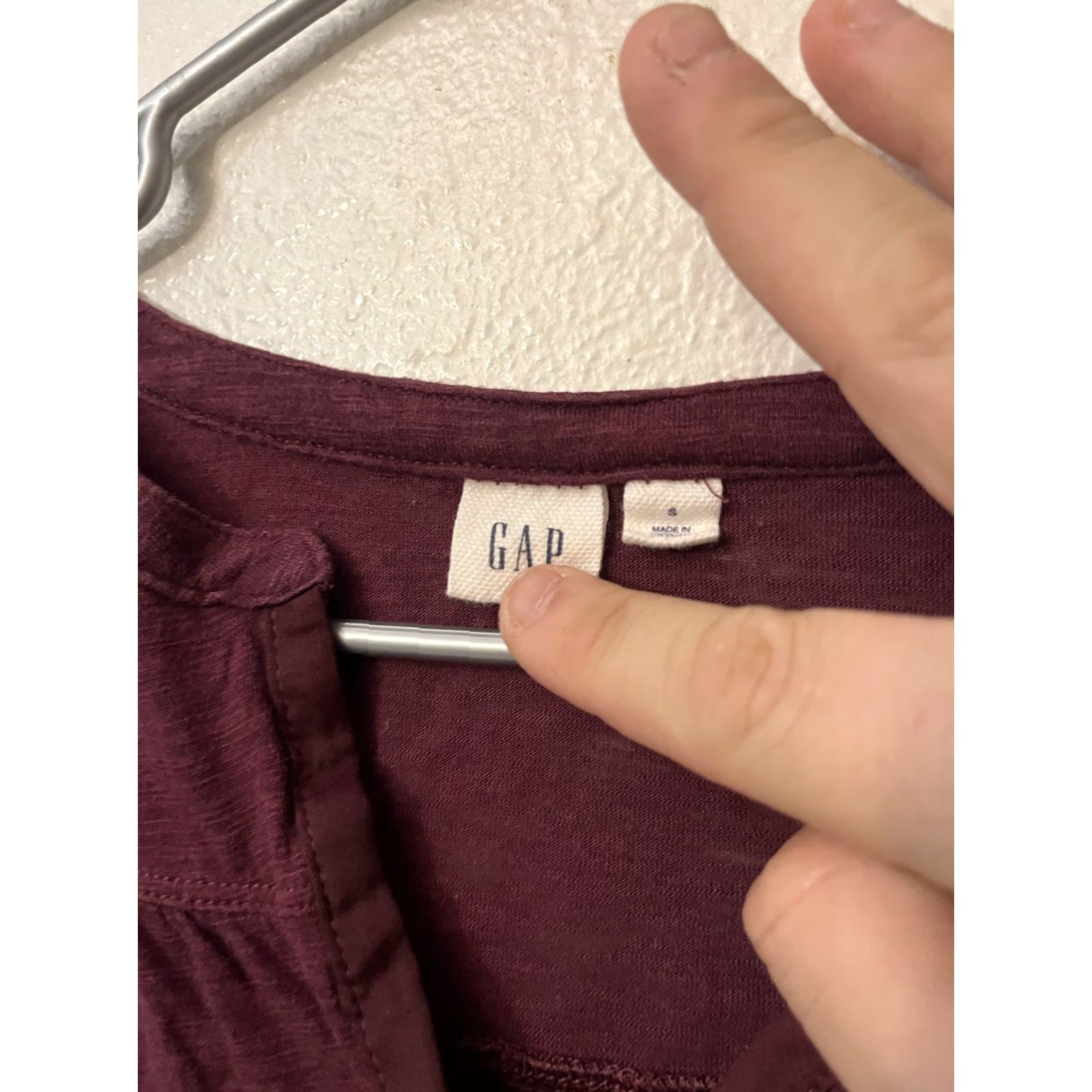 Gap Gap Blouse Shirt Womens Small Maroon V-Neck Long Sleeve Henley Boho Casual Pullover Rayon Regular Split Neck Size S / US 4 / IT 40 - 2 Thumbnail