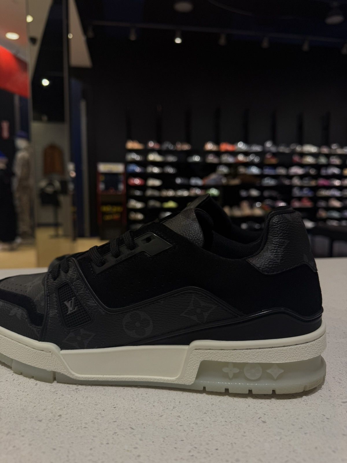 Louis Vuitton Size 6UK/7US - Louis Vuitton Trainer Low Top Black Size US 6 / EU 39 - 9 Thumbnail