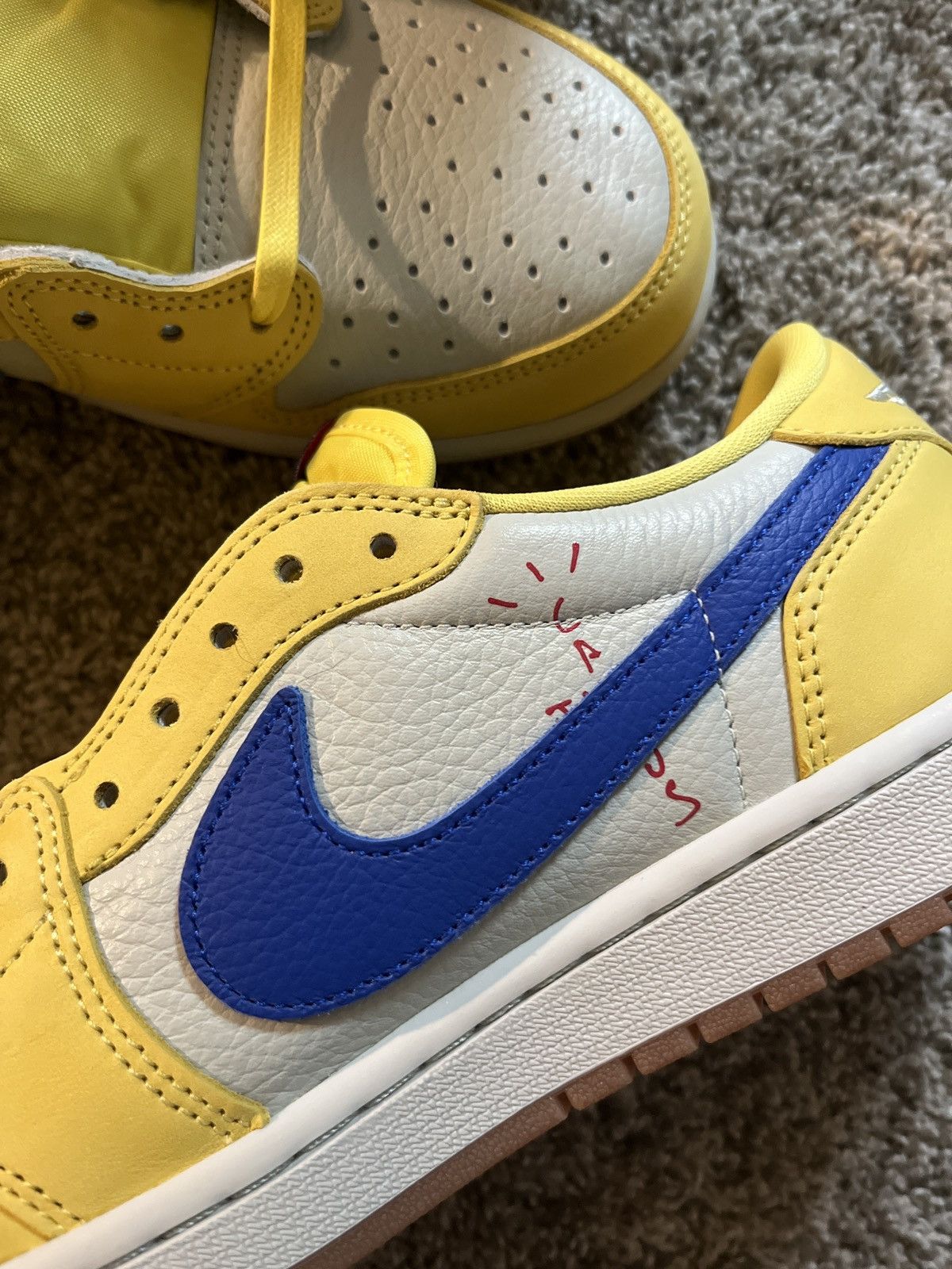 Jordan Brand × Travis Scott Jordan 1 Low Travis Scott Canary Size 10 Size US 10 / EU 43 - 2 Thumbnail