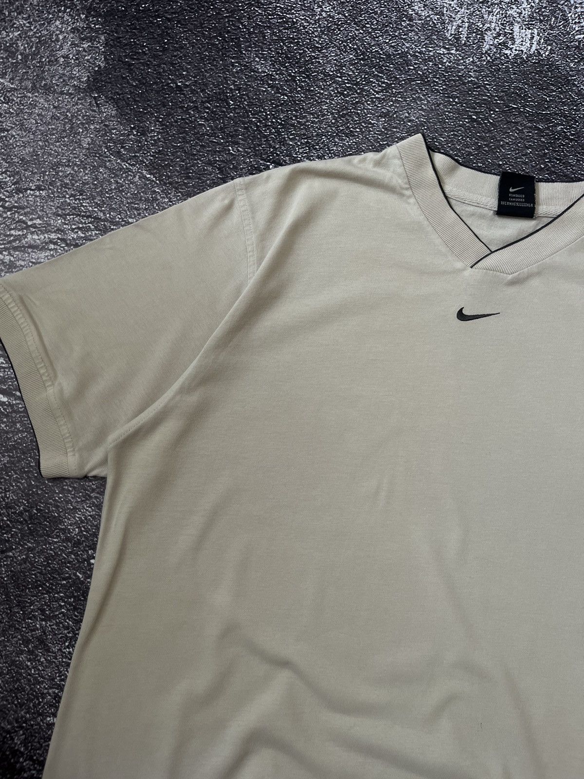 Nike 90s Vintage Nike Center Swoosh Beige V-Neck T-Shirt Size US L / EU 52-54 / 3 - 2 Thumbnail
