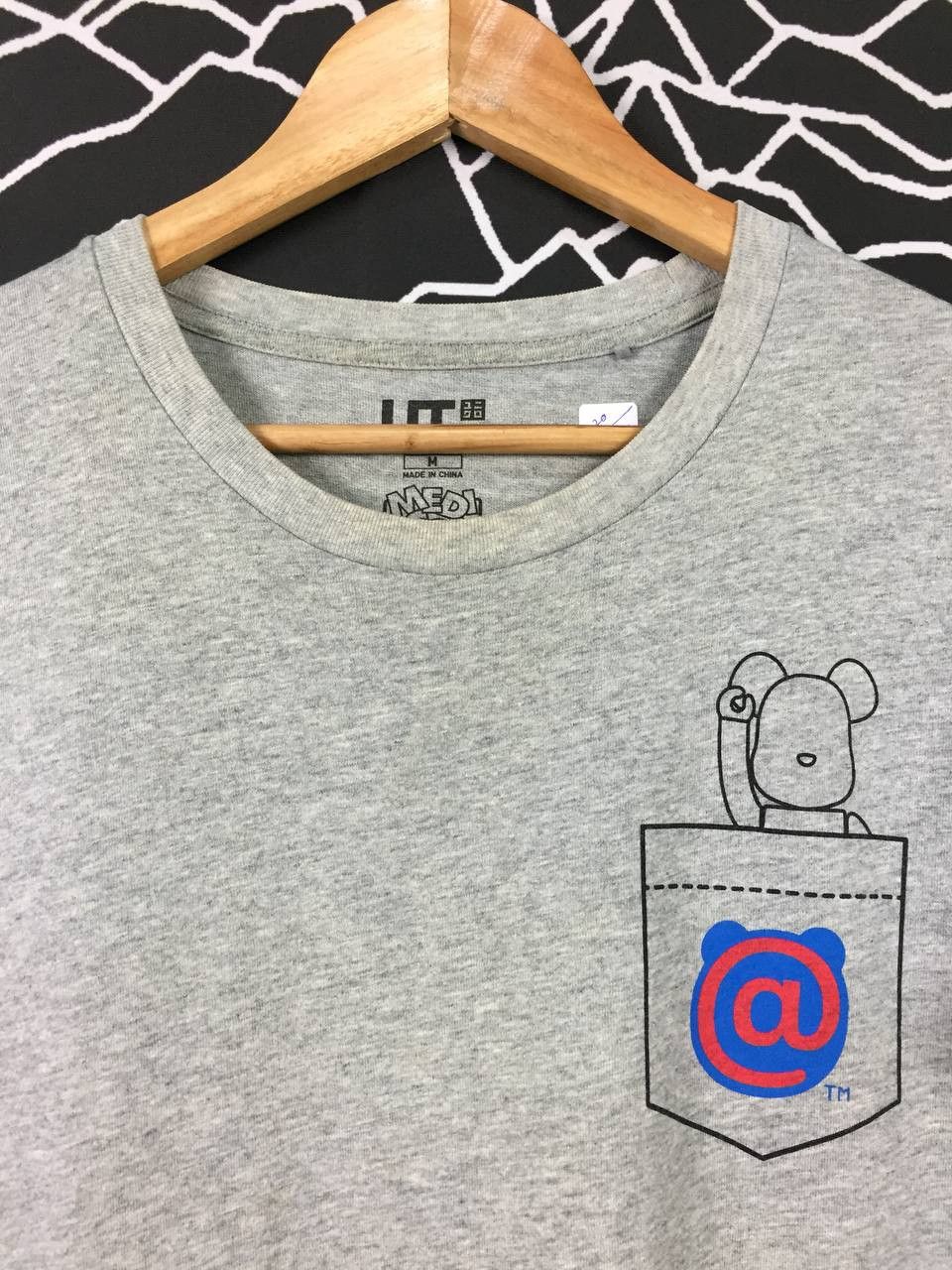 Uniqlo Uniqlo Medicom Toy Bearbrick Peeking Pocket Tee Size US M / EU 48-50 / 2 - 3 Thumbnail