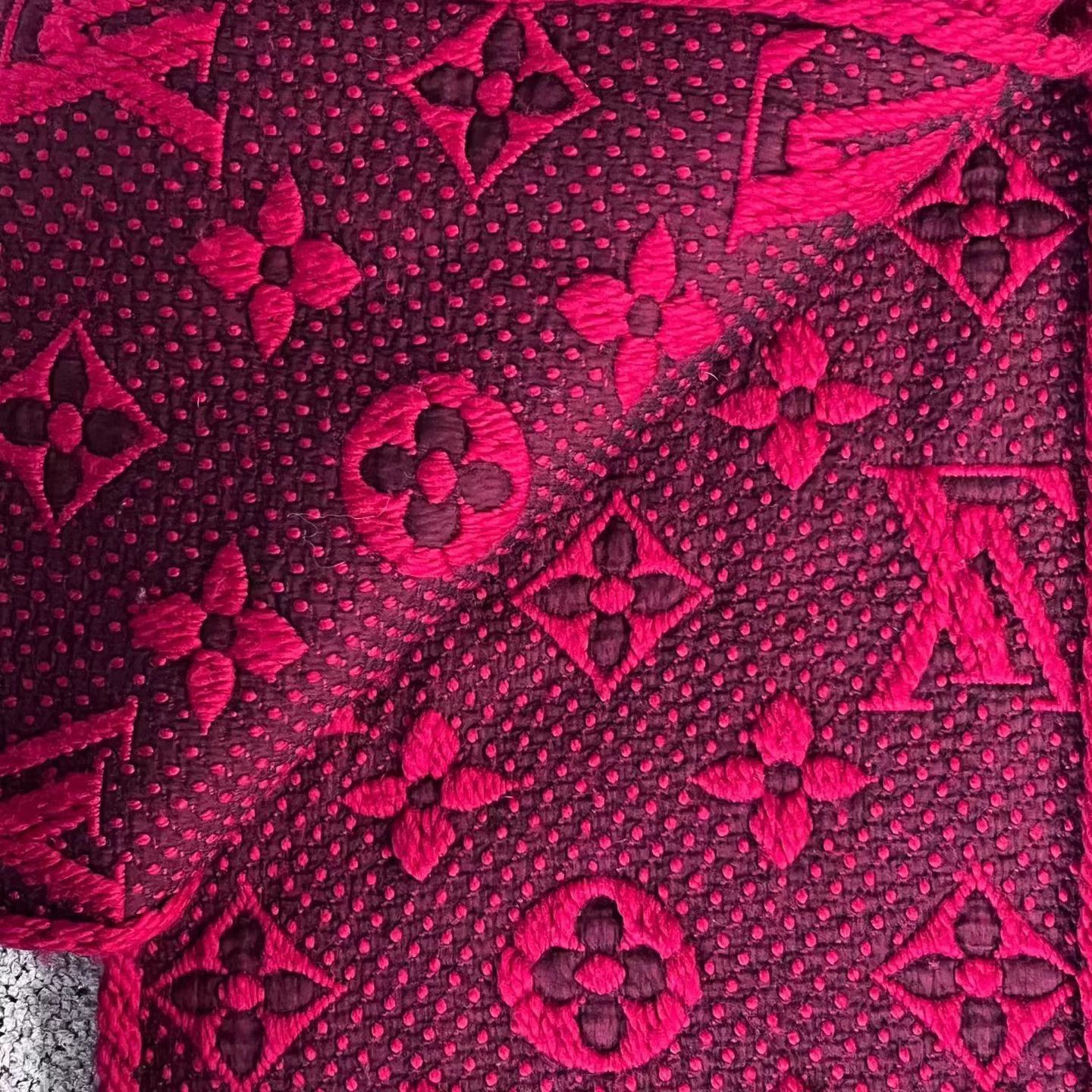 Louis Vuitton Louis Vuitton Red Wool Scarf Size ONE SIZE - 5 Thumbnail