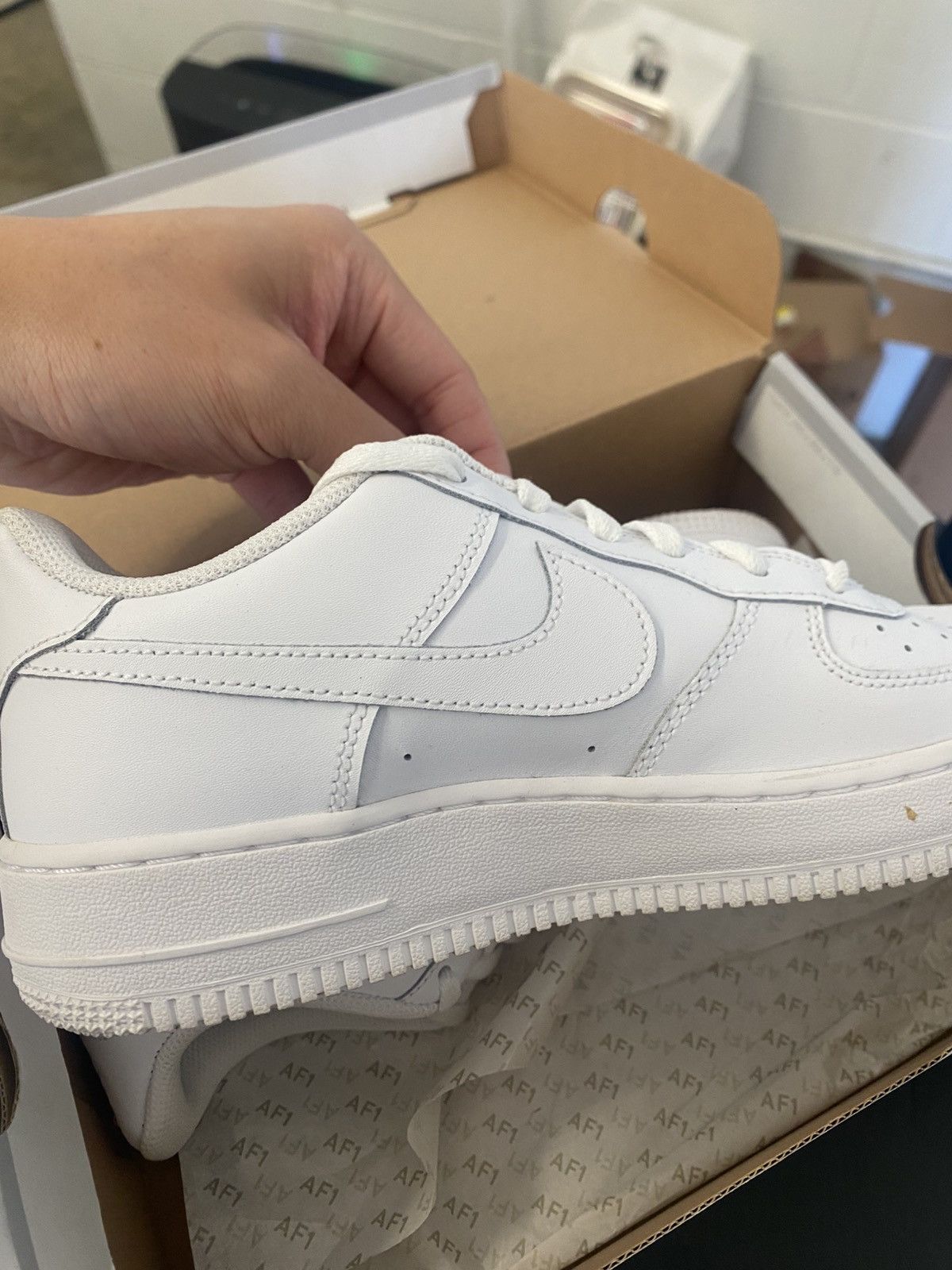 Nike Nike Air Force 1 White Size US 7 / EU 40 - 6 Thumbnail