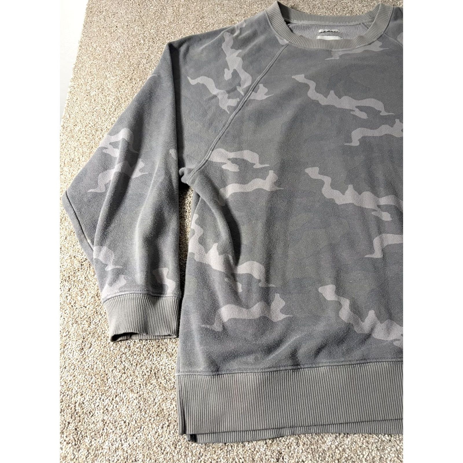 Vintage American Eagle Shirt Womens Medium Gray Camo Fleece Raglan Crewneck Pullover Size M / US 6-8 / IT 42-44 - 2 Thumbnail