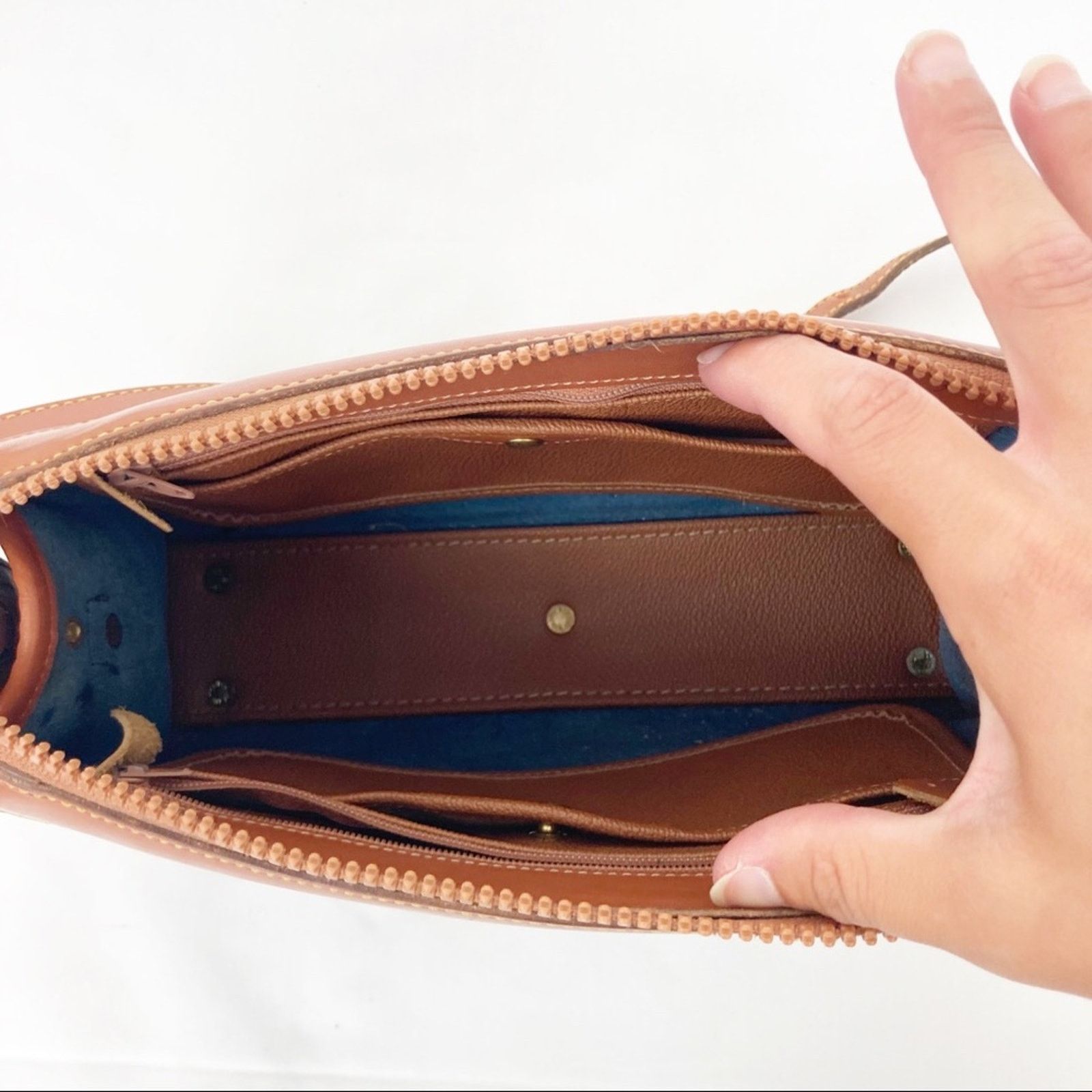 Dooney & Bourke Vintage dooney and bourke black leather crossbody Size ONE SIZE - 10 Thumbnail
