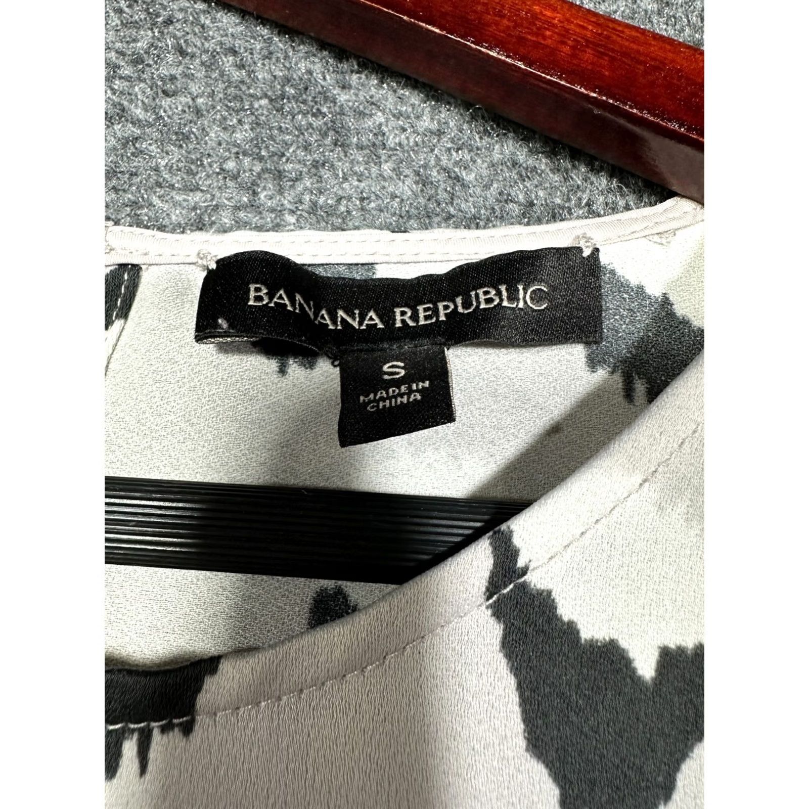 Banana Republic Banana Republic Womens Small Gray Print Shirt Keyhole Neck Peplum Hem Blouse Top Size S / US 4 / IT 40 - 5 Thumbnail