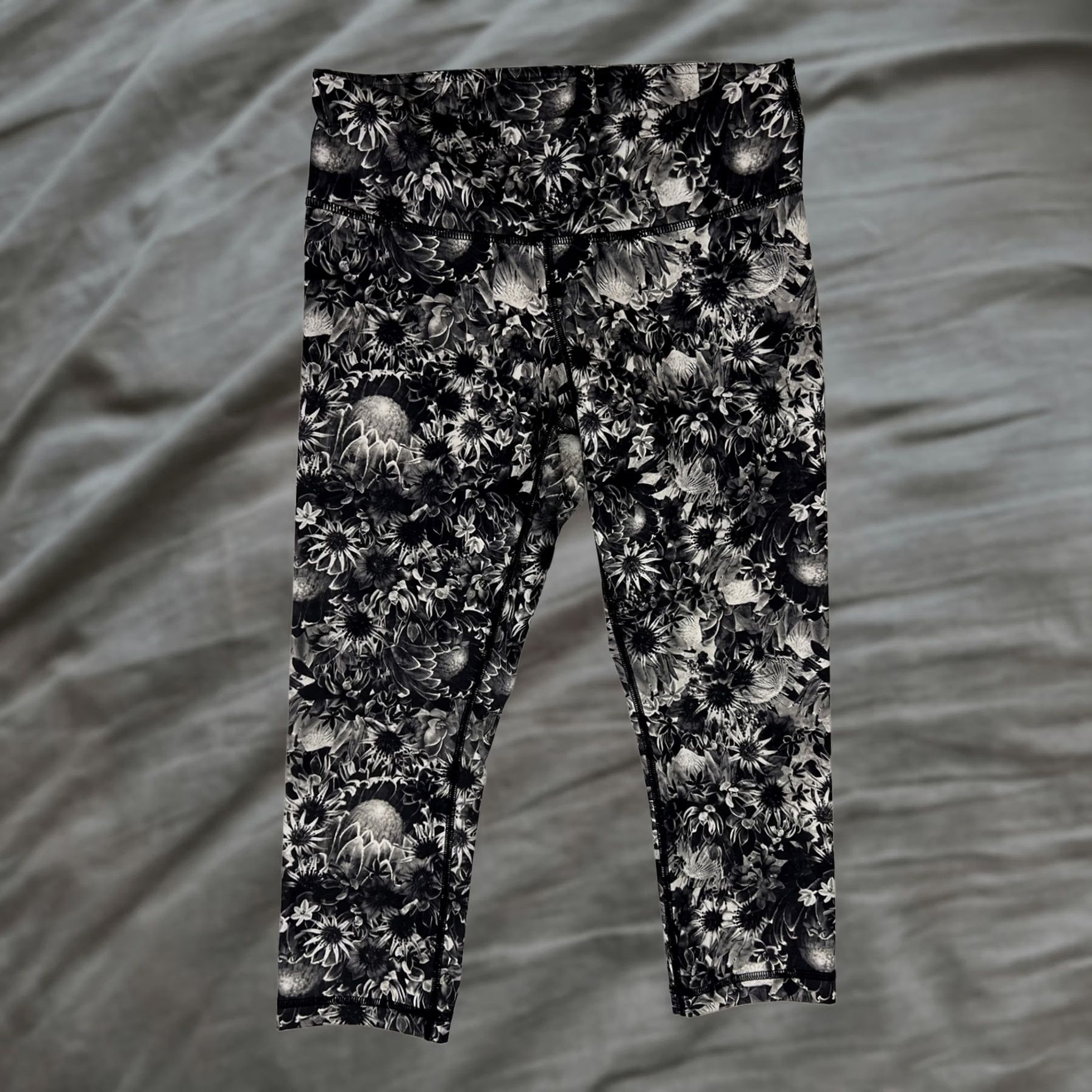 Lululemon Lululemon Leggings Size 6 Floral Capri Black Gray Cropped Women's Size 28" / US 6 / IT 42 - 1 Thumbnail