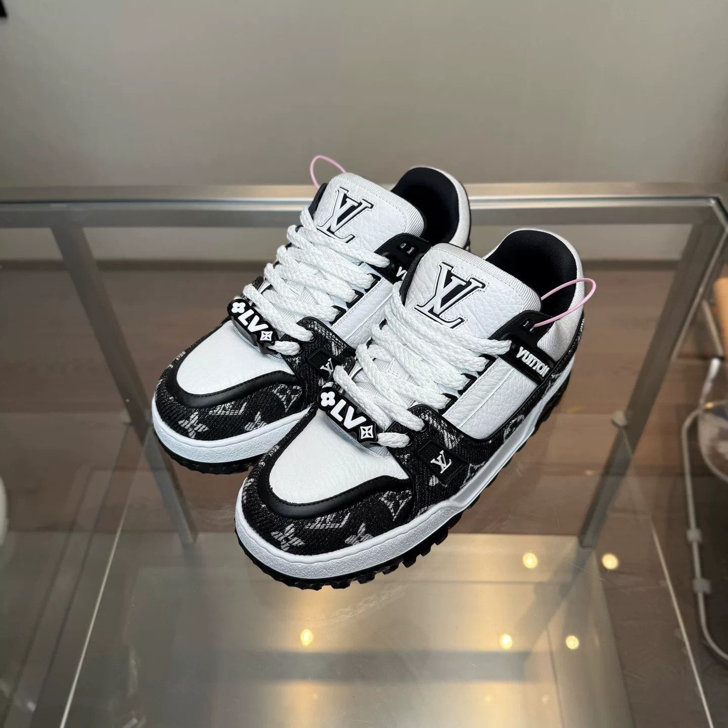 Louis Vuitton Louis Vuitton Training Black Lowtop Sneakers 41 Men Size US 8.5 / EU 41-42 - 1 Thumbnail
