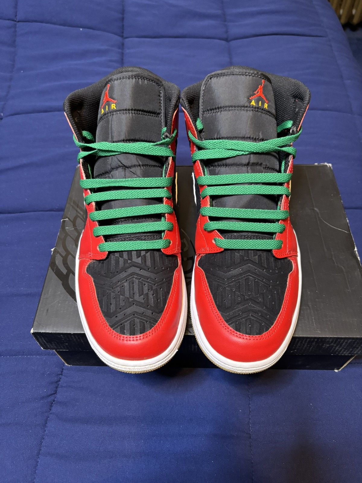 Jordan Brand Jordan 1 Mid SE Christmas 2022 Size 11.5 Size US 11.5 / EU 44-45 - 2 Thumbnail