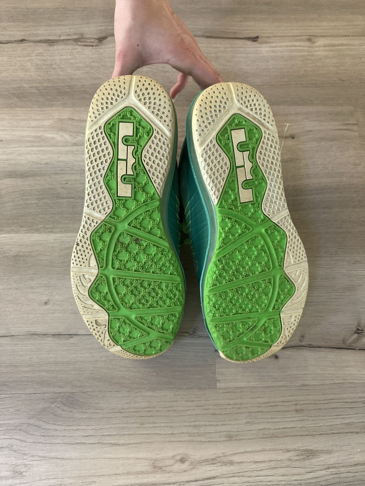 Nike Air Max LeBron X Easter Lows Size US 7.5 / EU 40-41 - 5 Thumbnail