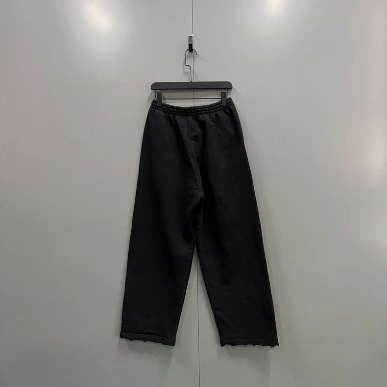 Balenciaga Balenciaga size XXS Make old monogrammed pants. Size US 26 / EU 42 - 2 Thumbnail