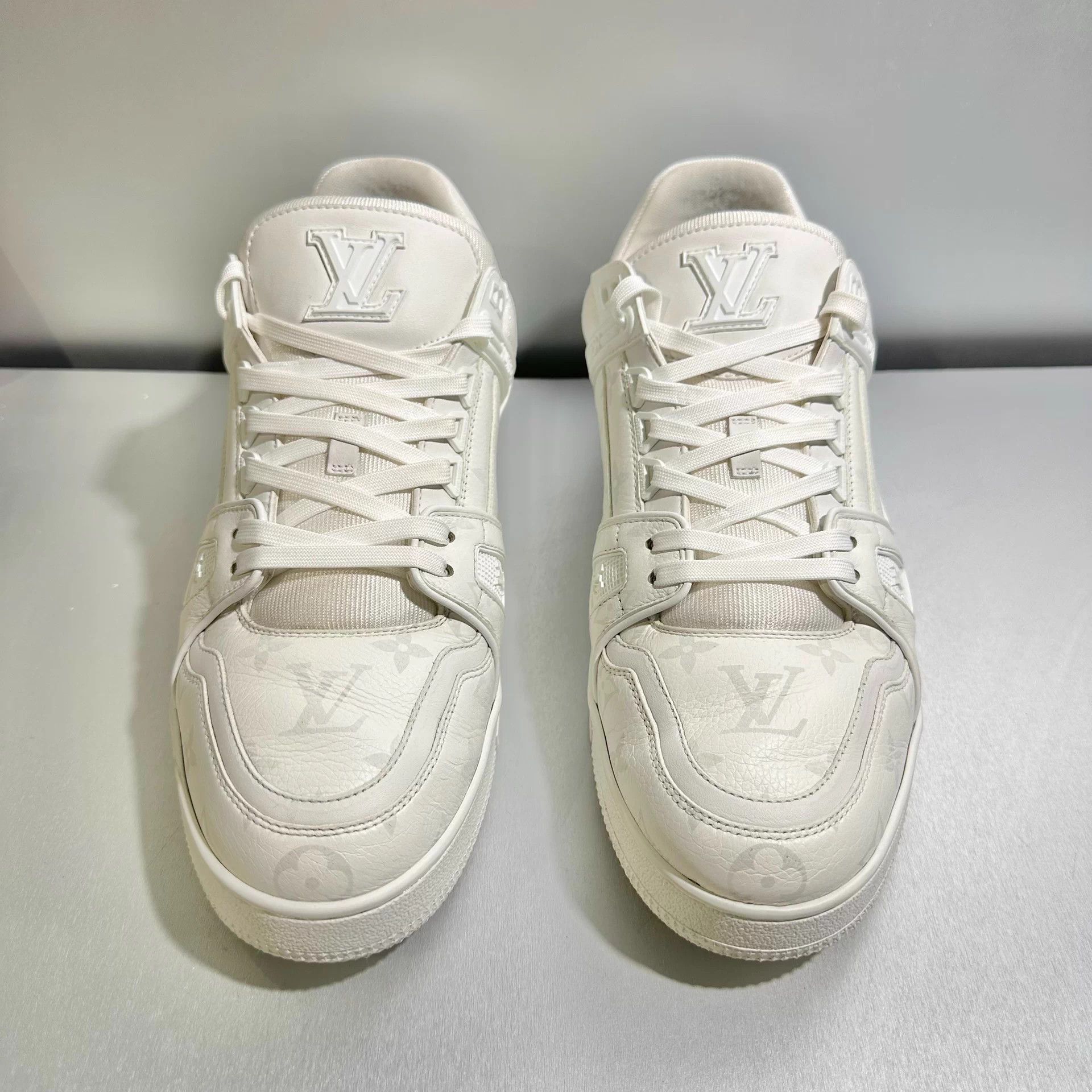 Louis Vuitton LV Trainer Monogram White Size 10/44 Excellent Condition Size US 10 / EU 43 - 2 Thumbnail