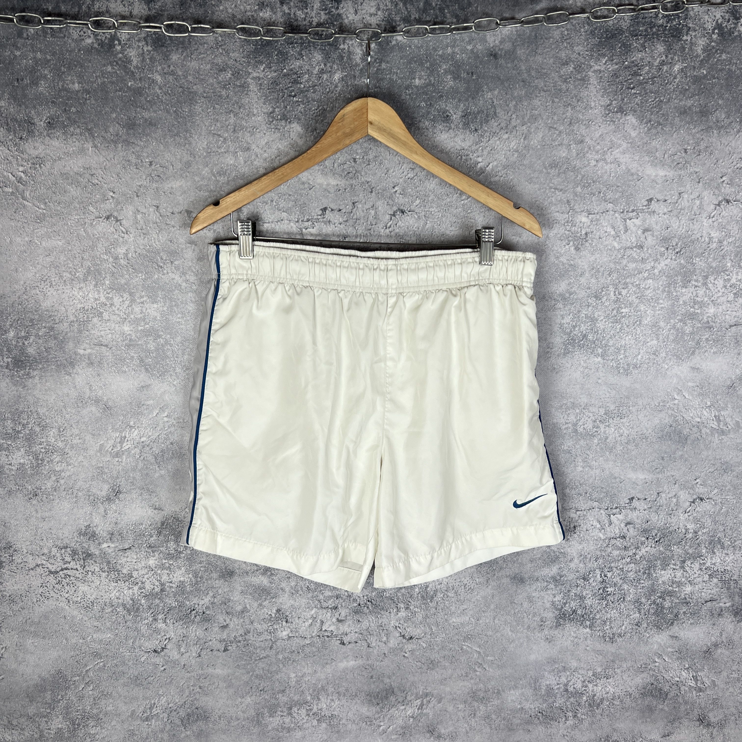 Nike Nike Shorts Men's Size L White Size US 34 / EU 50 - 1 Thumbnail