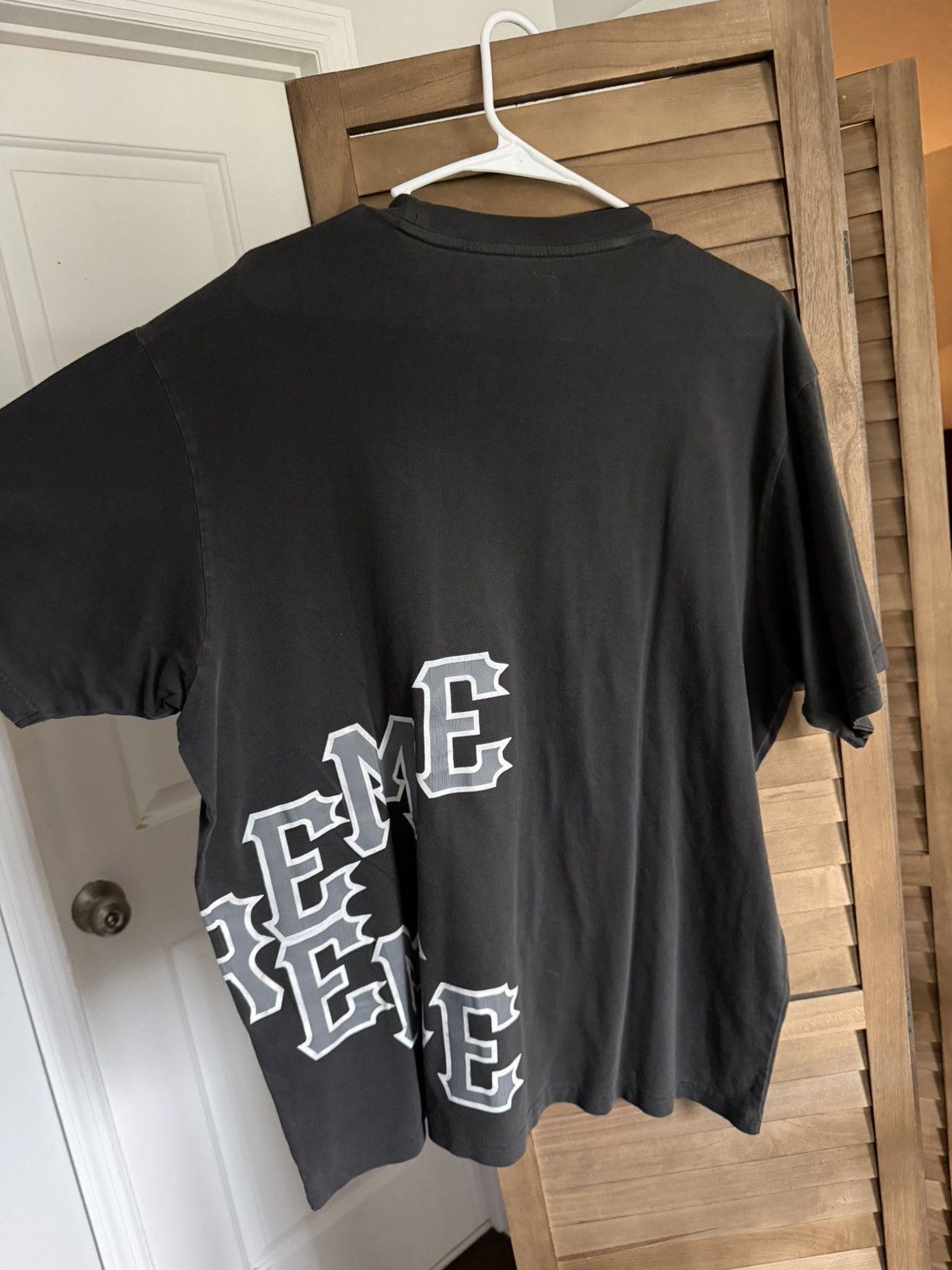Supreme Supreme Cracked Spellout S/S Top Size US L / EU 52-54 / 3 - 2 Thumbnail