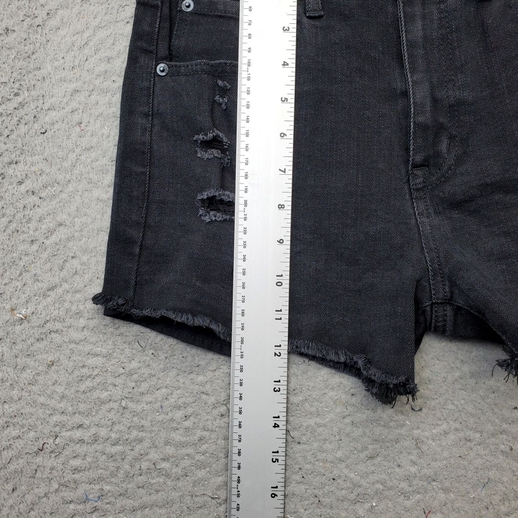 Vintage Aéropostale Women 6 Black Denim Cut-Off Cheeky Shorts Distressed Frayed Hem Plain Front 3" Inseam Size 28" / US 6 / IT 42 - 3 Thumbnail