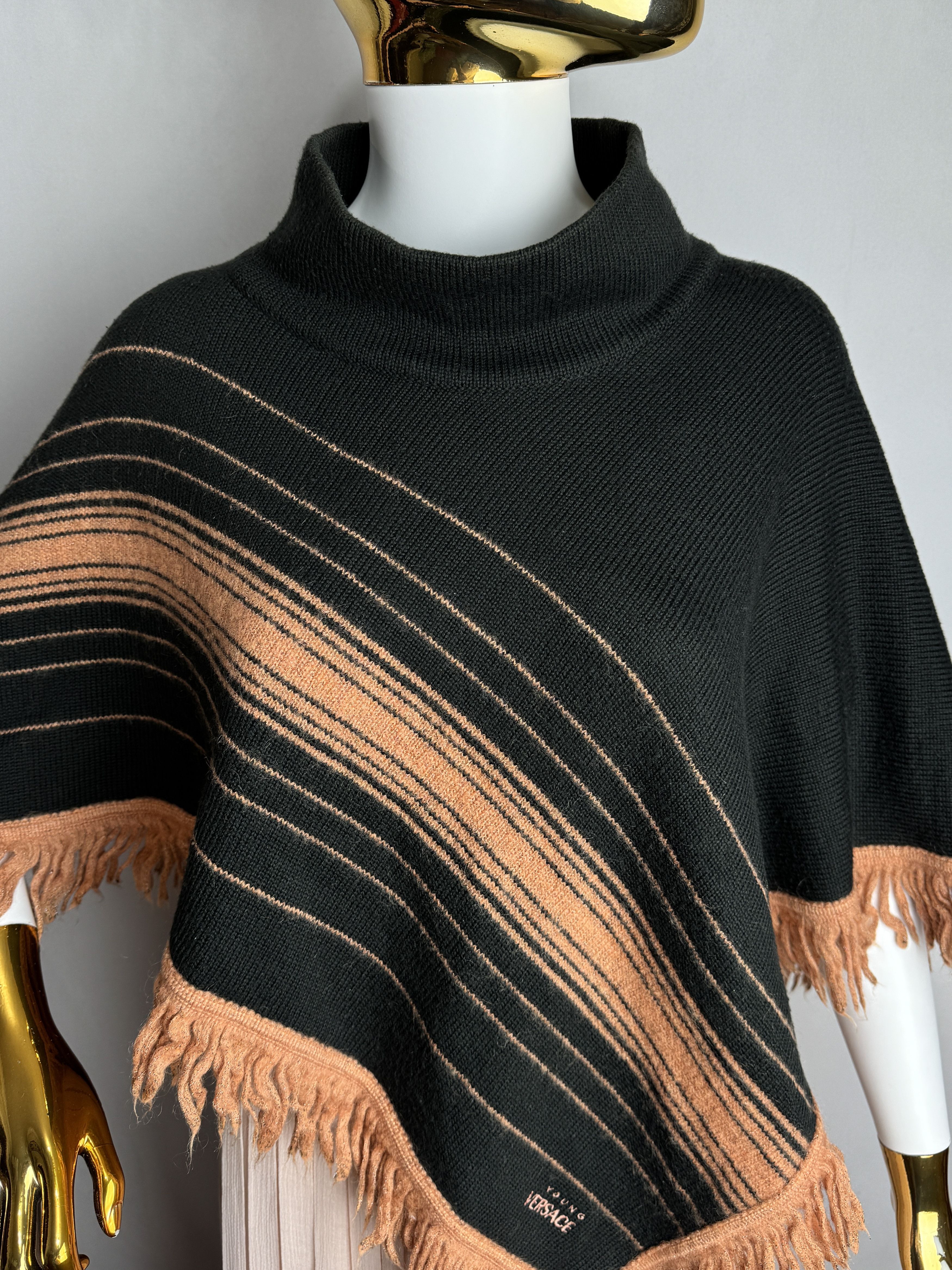 Versace VERSACE YOUNG vintage women’s wool blend poncho Size XS / US 0-2 / IT 36-38 - 8 Thumbnail