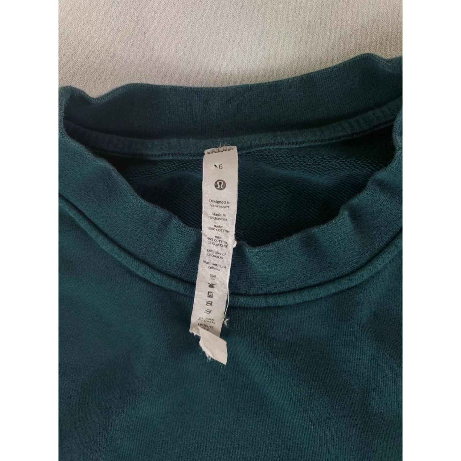 Lululemon Lululemon Sweatshirt Crew Perfectly Oversized Green Womens 6 Womens 6 Crew Sweatshirt Green Lululemon - Note: Small hole sleeve (see pic) Size M / US 6-8 / IT 42-44 - 2 Thumbnail