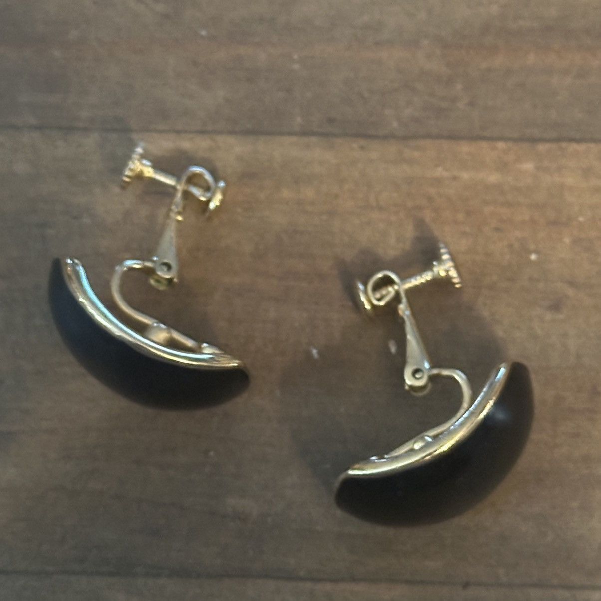 Other × Vintage Vintage Napier black enamel curved screw back earrings Size ONE SIZE - 2 Thumbnail
