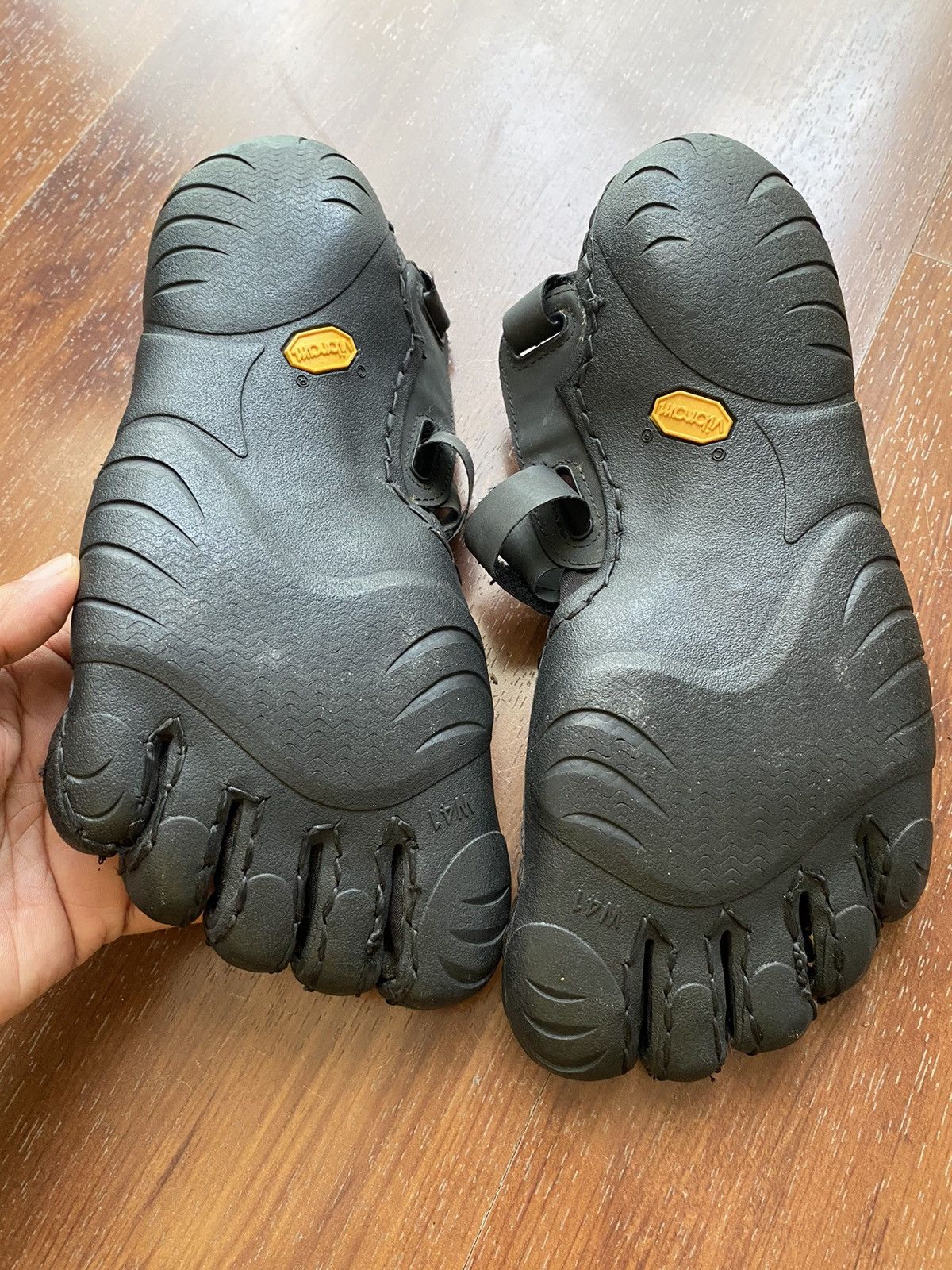Vibram Vibram Five Fingers black shoes with front straps Size US 8.5 / EU 41-42 - 13 Thumbnail
