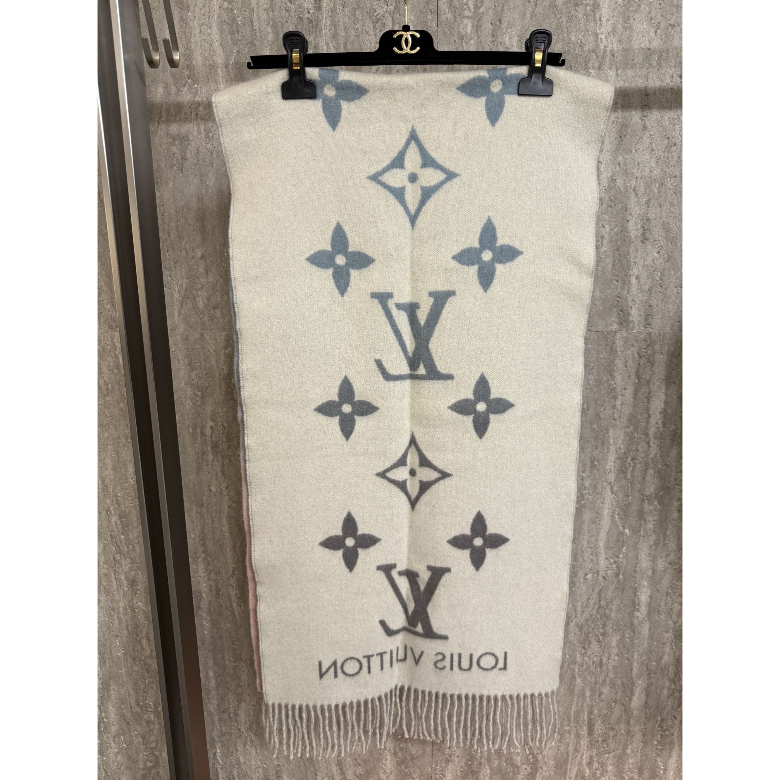 Louis Vuitton Louis Vuitton Gradient Monogram Scarf 100% Cashmere Unisex S Size ONE SIZE - 8 Thumbnail