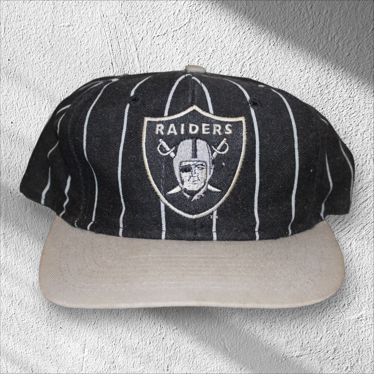 Top Of The World × Vintage Vintage Los Angeles Raiders Pinstripe Snapback Hat Blockhead Size ONE SIZE - 1 Thumbnail