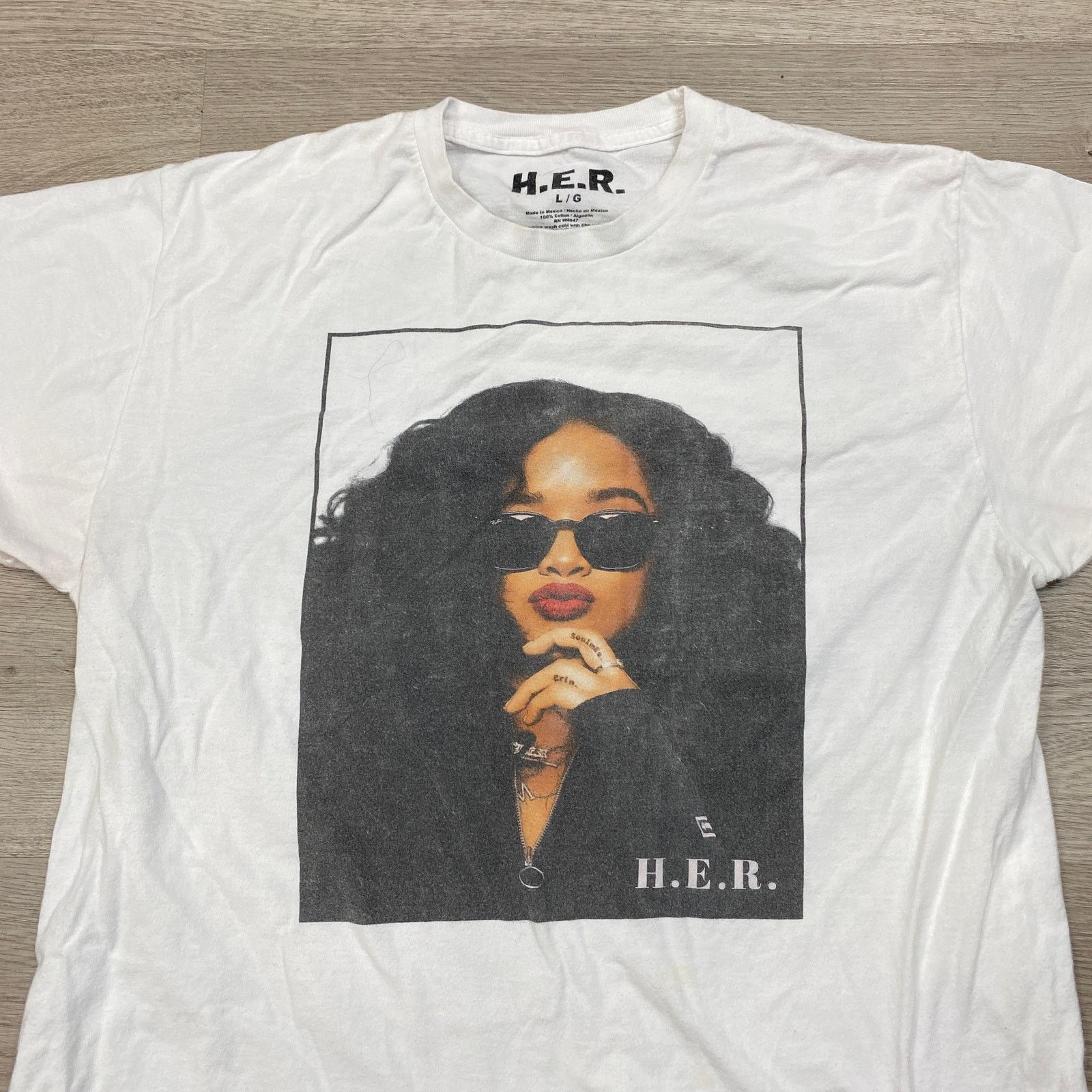 Band Tees H.E.R. Basic Box Graphic Artist Singer Tee Shirt Men's Large Size US L / EU 52-54 / 3 - 2 Thumbnail