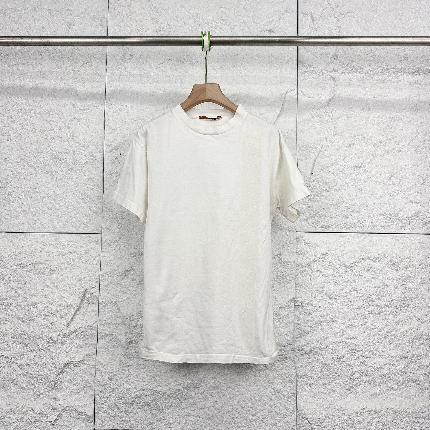 Louis Vuitton Louis Vuitton Embossed Logo T-Shirt Size XS Size US XS / EU 42 / 0 - 1 Thumbnail
