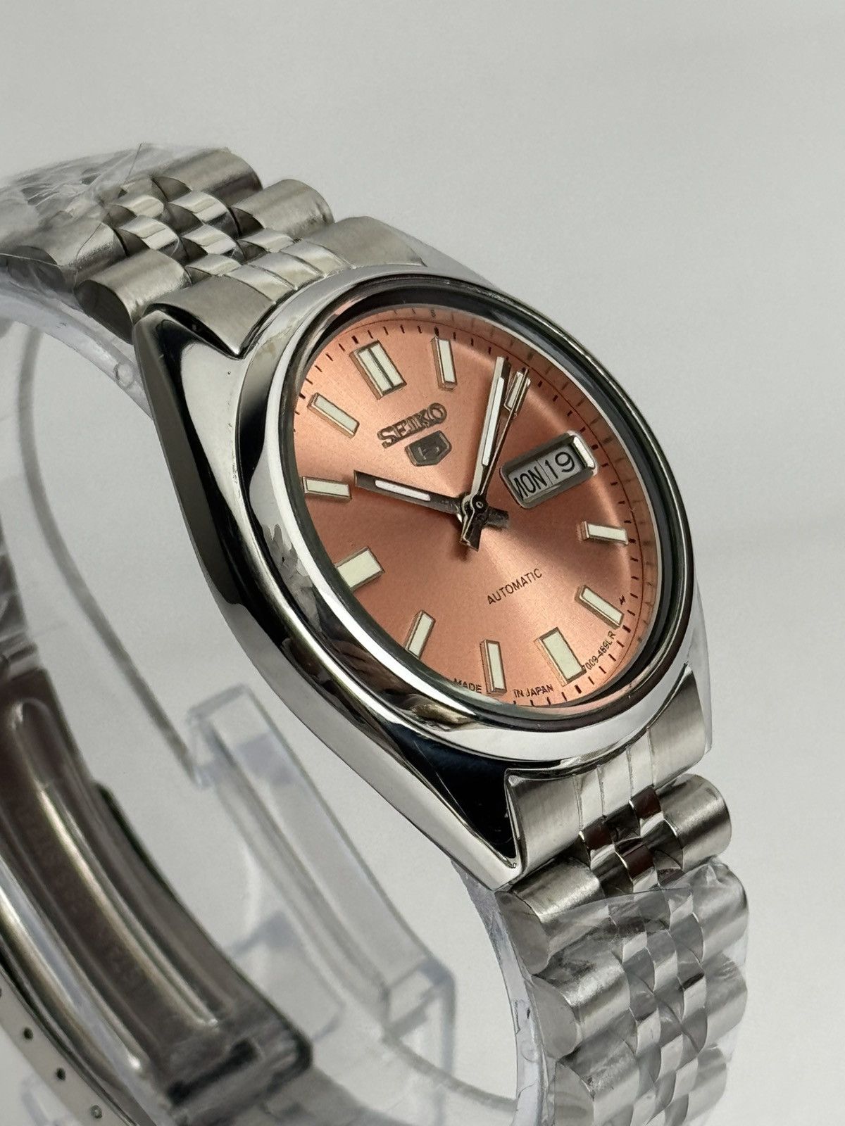 Seiko Seiko 5 7009-Japan Auto |salmon Dial | Day & Date Size 36 - 4 Thumbnail