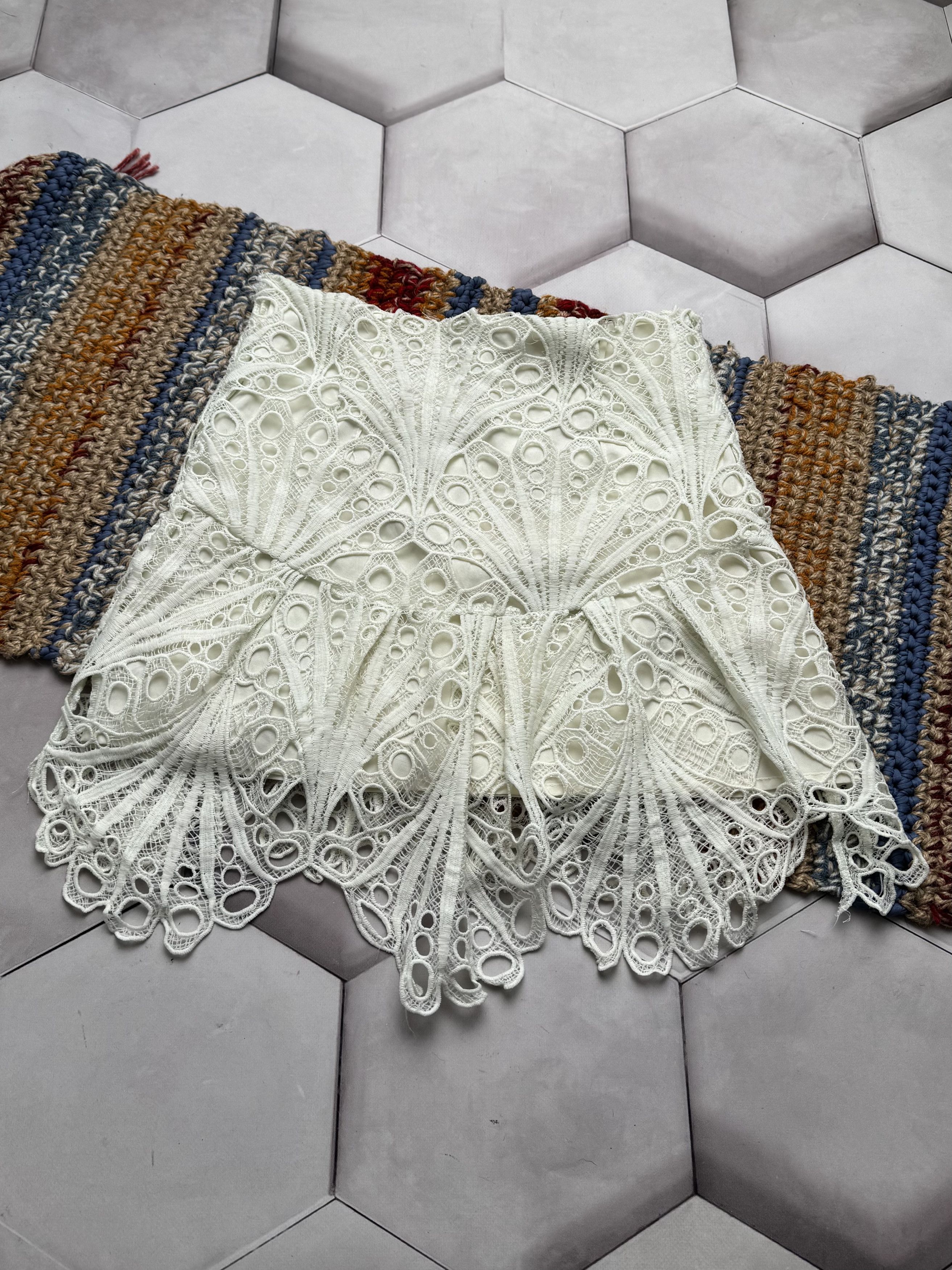 Vintage Vintage Lace Mesh Flare Skirt (E4) Size 27" / US 4 / IT 40 - 1 Thumbnail