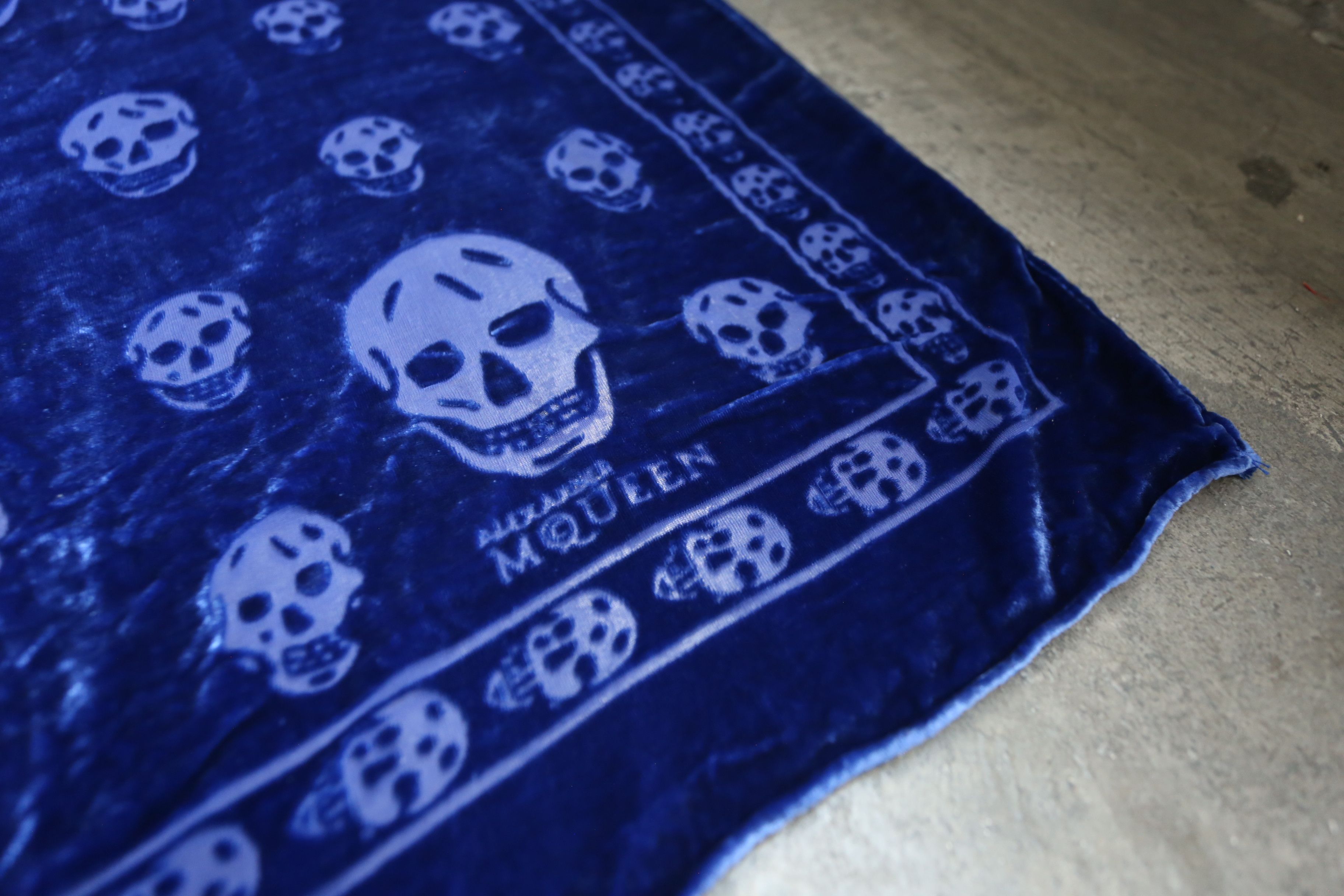 Alexander McQueen Alexander Mcqueen - F/W 11 - Velvet Skull Scarf Size ONE SIZE - 2 Thumbnail