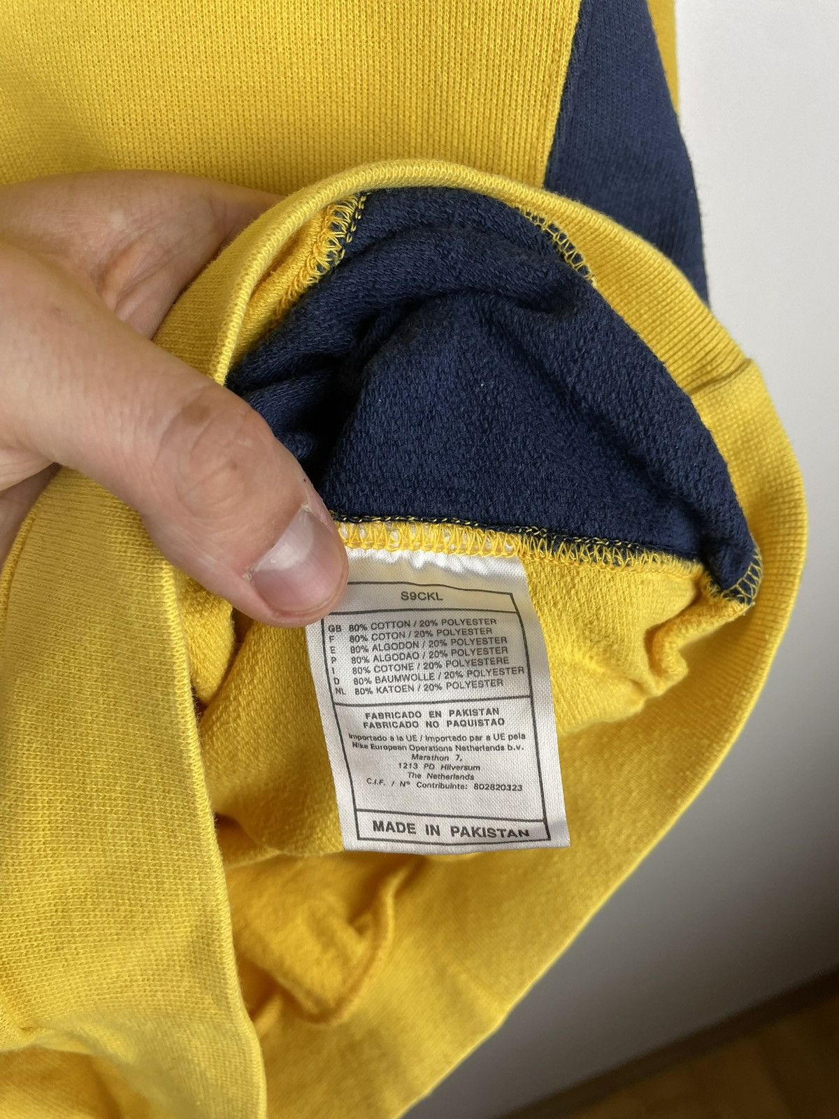 Nike Rare Nike Vintage Sweatshirt Big Logo Yellow Size XS-S Size US XS / EU 42 / 0 - 4 Thumbnail