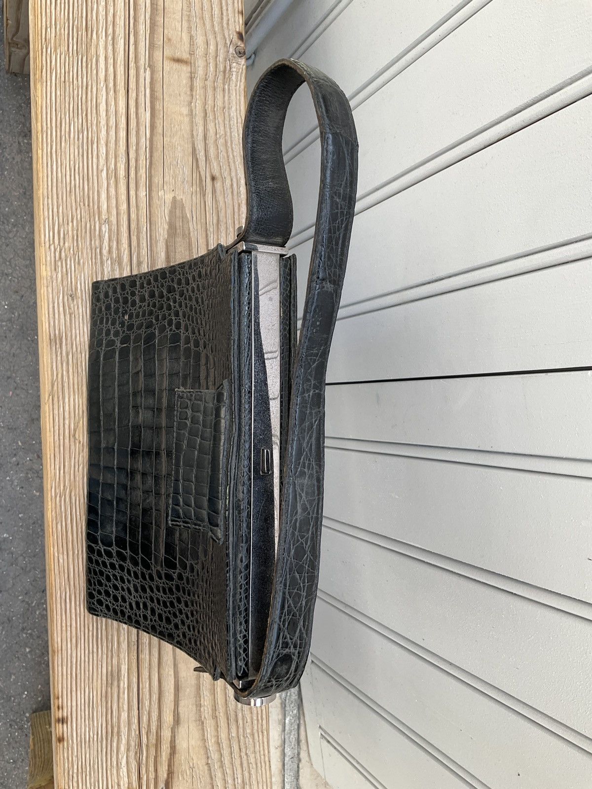 Authentic vintage 60's bag in black leather.