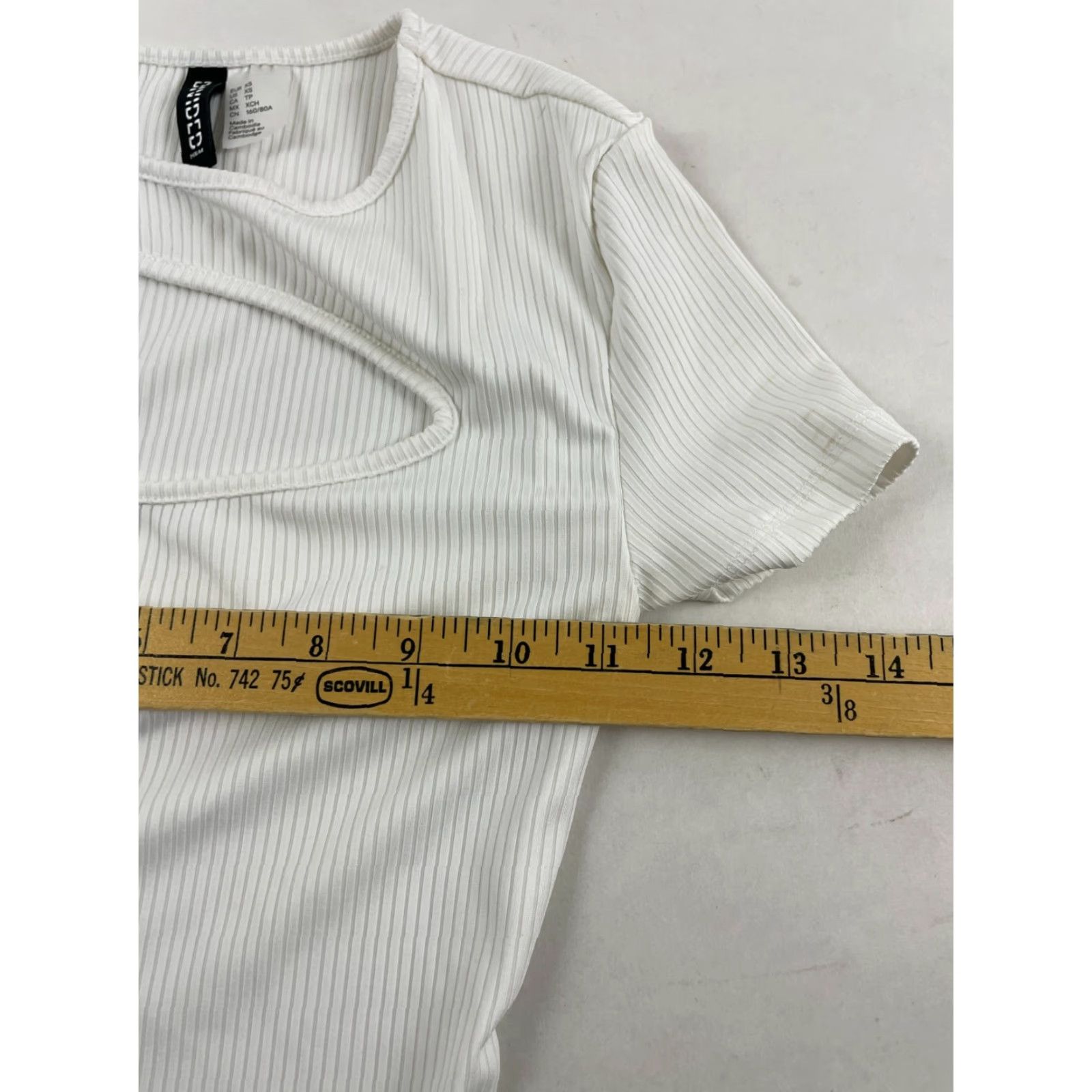 H&M Divided by H&M Shirt Womens XS White Ribbed Crop Top Cut Out Rag & Bone T-Shirt Casual Modern Cropped Short Sleeve Boat Neck Pullover Size XS / US 0-2 / IT 36-38 - 4 Thumbnail