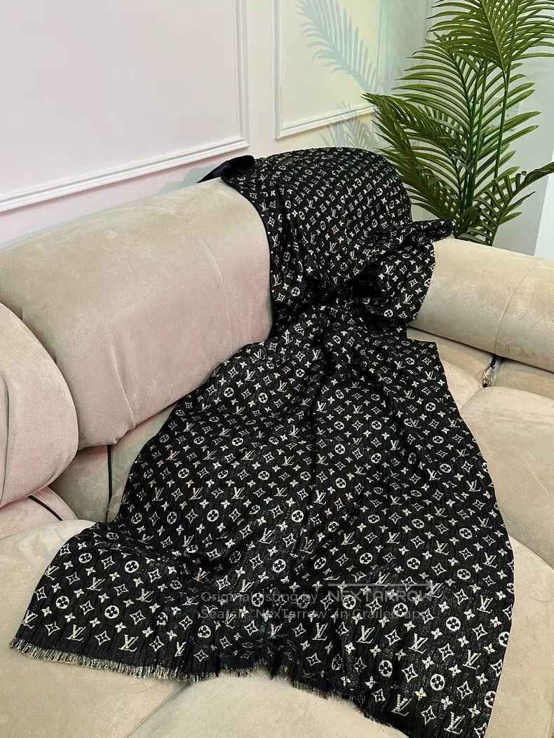Louis Vuitton Louis Vuitton Gold silk presbyopic double shawl scarf Size ONE SIZE - 1 Thumbnail