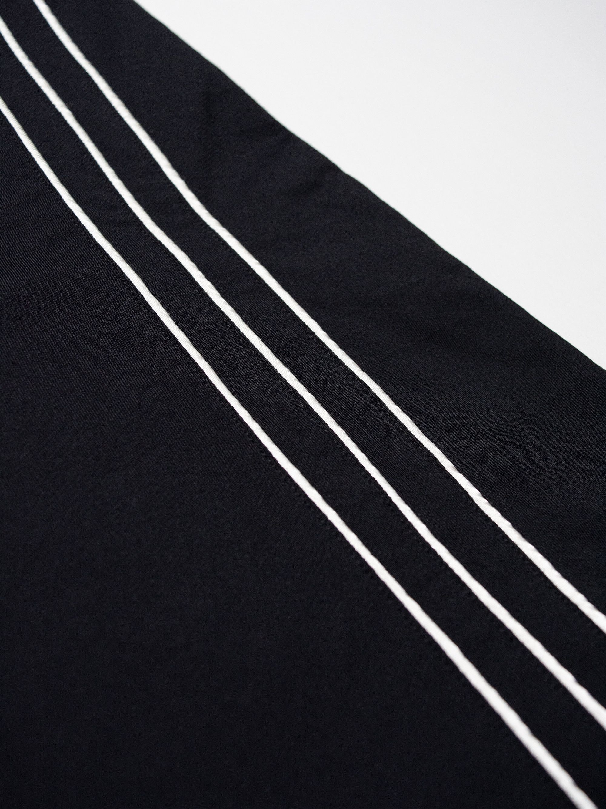Y-3 × Yohji Yamamoto Y-3 - A/W 2006 - three stripes midi skirt (black) Size 27" / US 4 / IT 40 - 3 Thumbnail