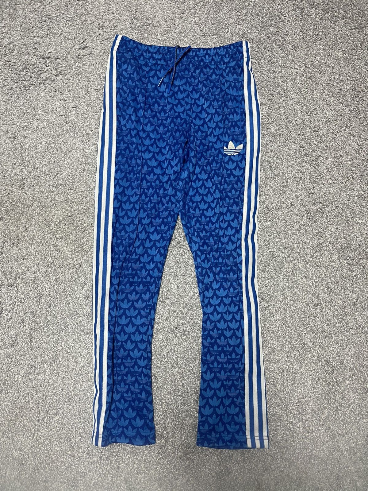 Adidas ADIDAS ORIGINALS ADICOLOR 70'S MONOGRAM TRACKPANTS SIZE M Size US 32 / EU 48 - 1 Thumbnail