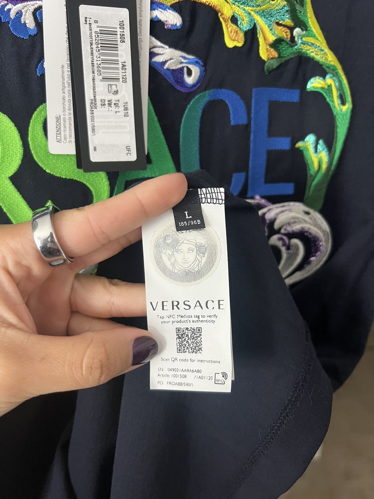 Versace VERSACE Embroidered T Shirt Size US L / EU 52-54 / 3 - 5 Thumbnail
