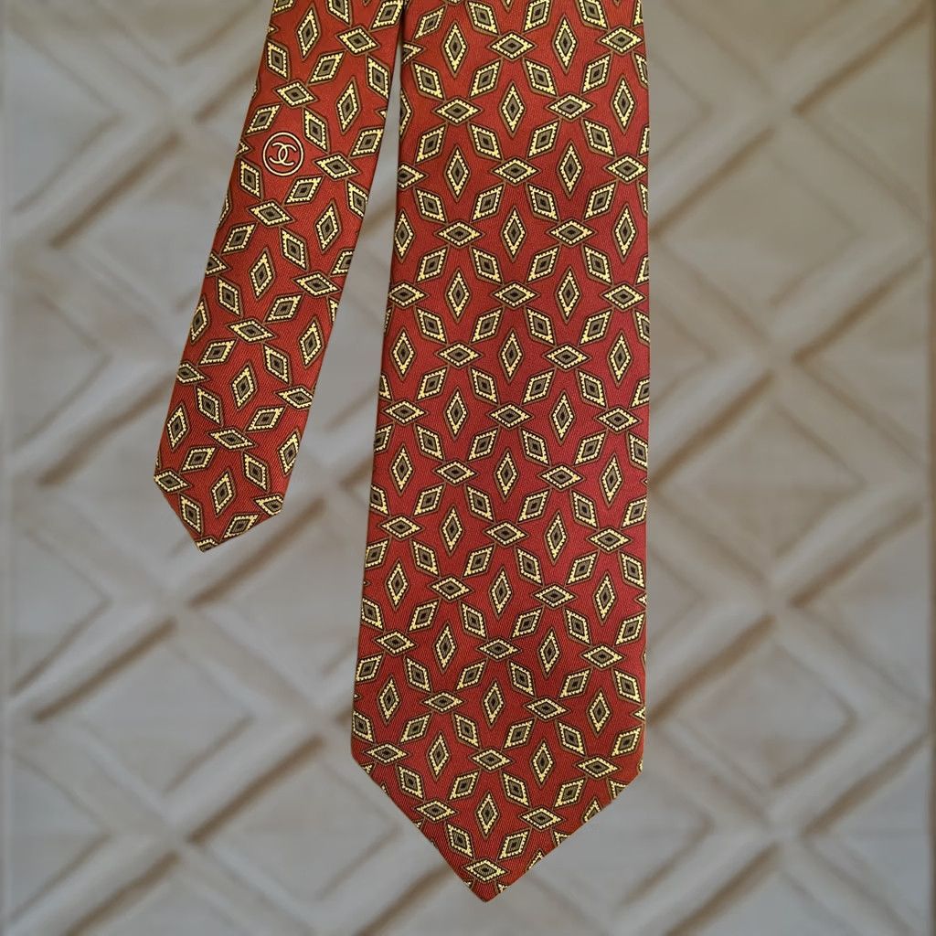 Chanel VINTAGE Chanel Paris Red Green Diamonds Mens 100% Silk Tie 3.5w 57L Logo Diamond Tie Mens Size ONE SIZE - 1 Thumbnail