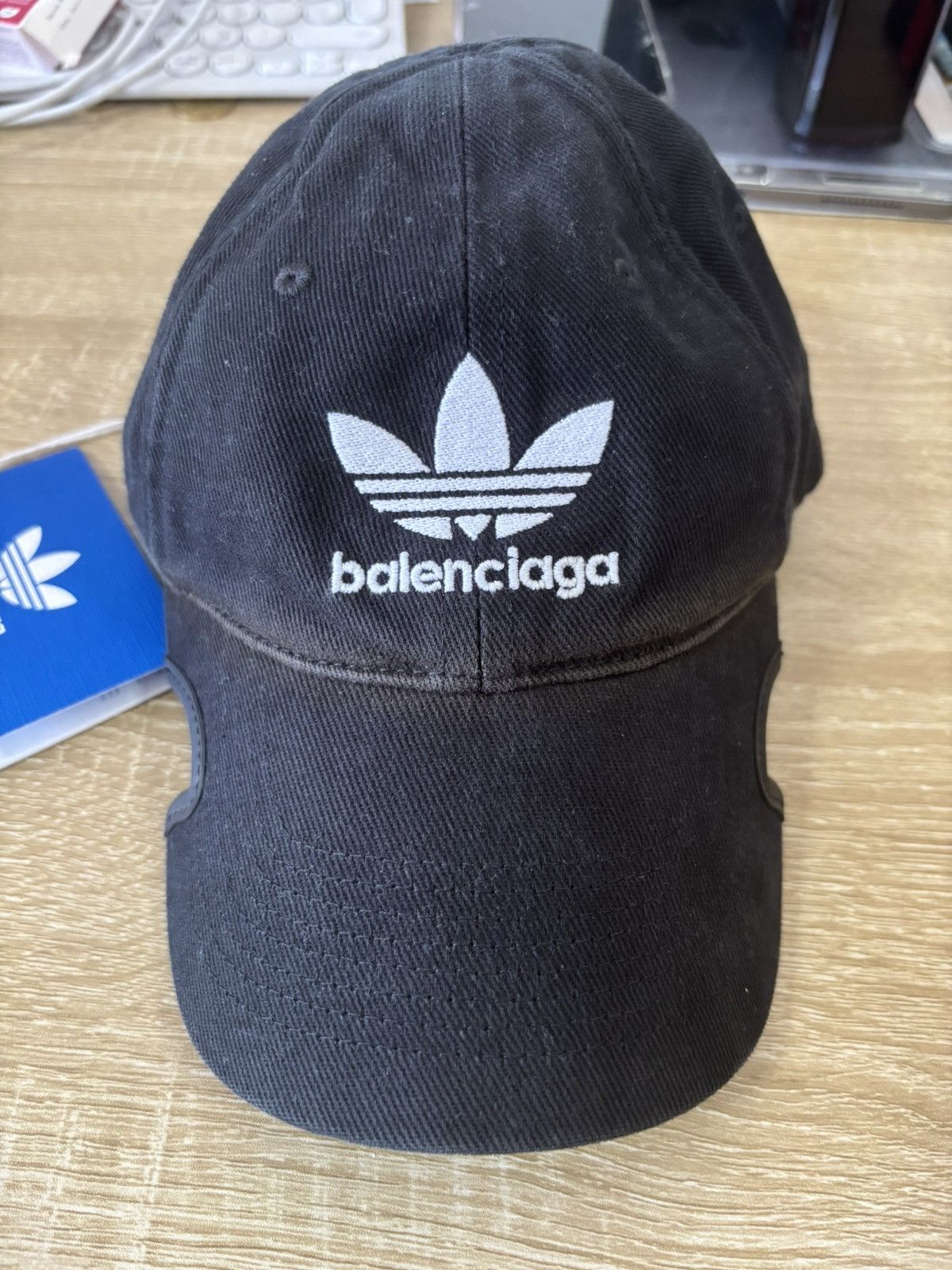 BALENCIAGA × adidas キャップ Balenciaga x adidas Trefoil Balenciaga Logo Cap Black/White
