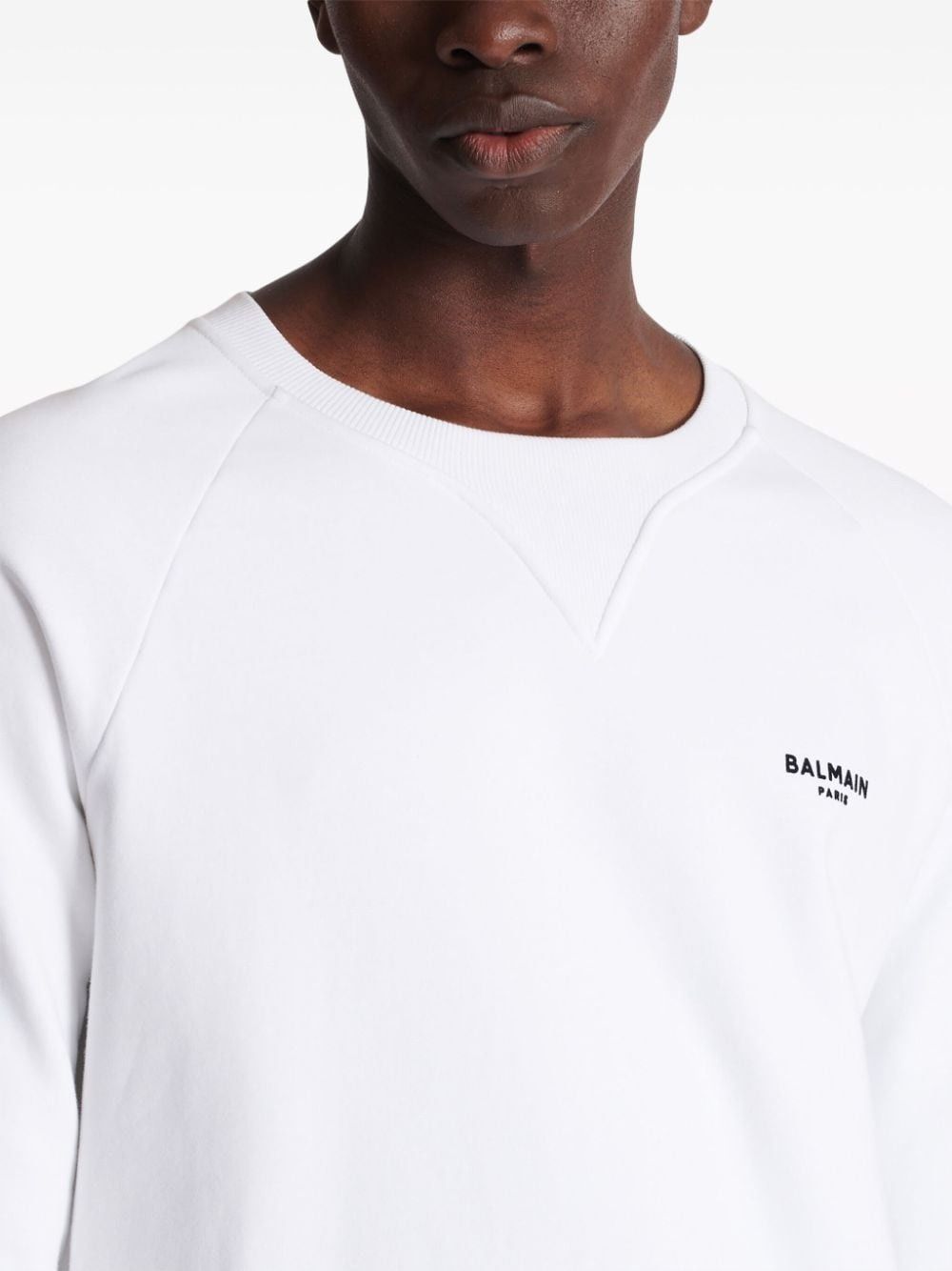 Balmain o1s1wg110925 Flocked Logo Sweatshirt in White Size US XL / EU 56 / 4 - 6 Thumbnail