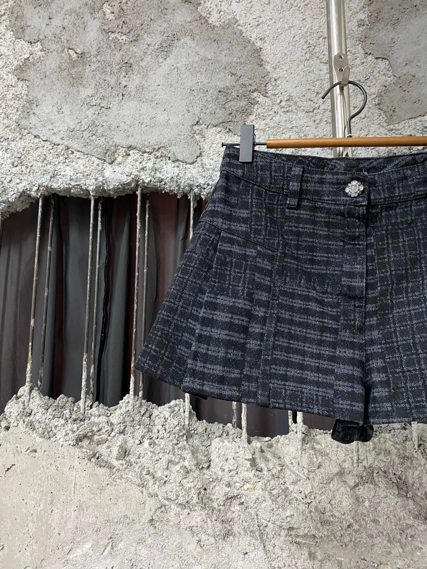 Chanel Chanel Denim Shorts Size: 34 Condition: Size 34" / US 12 / IT 48 - 4 Thumbnail