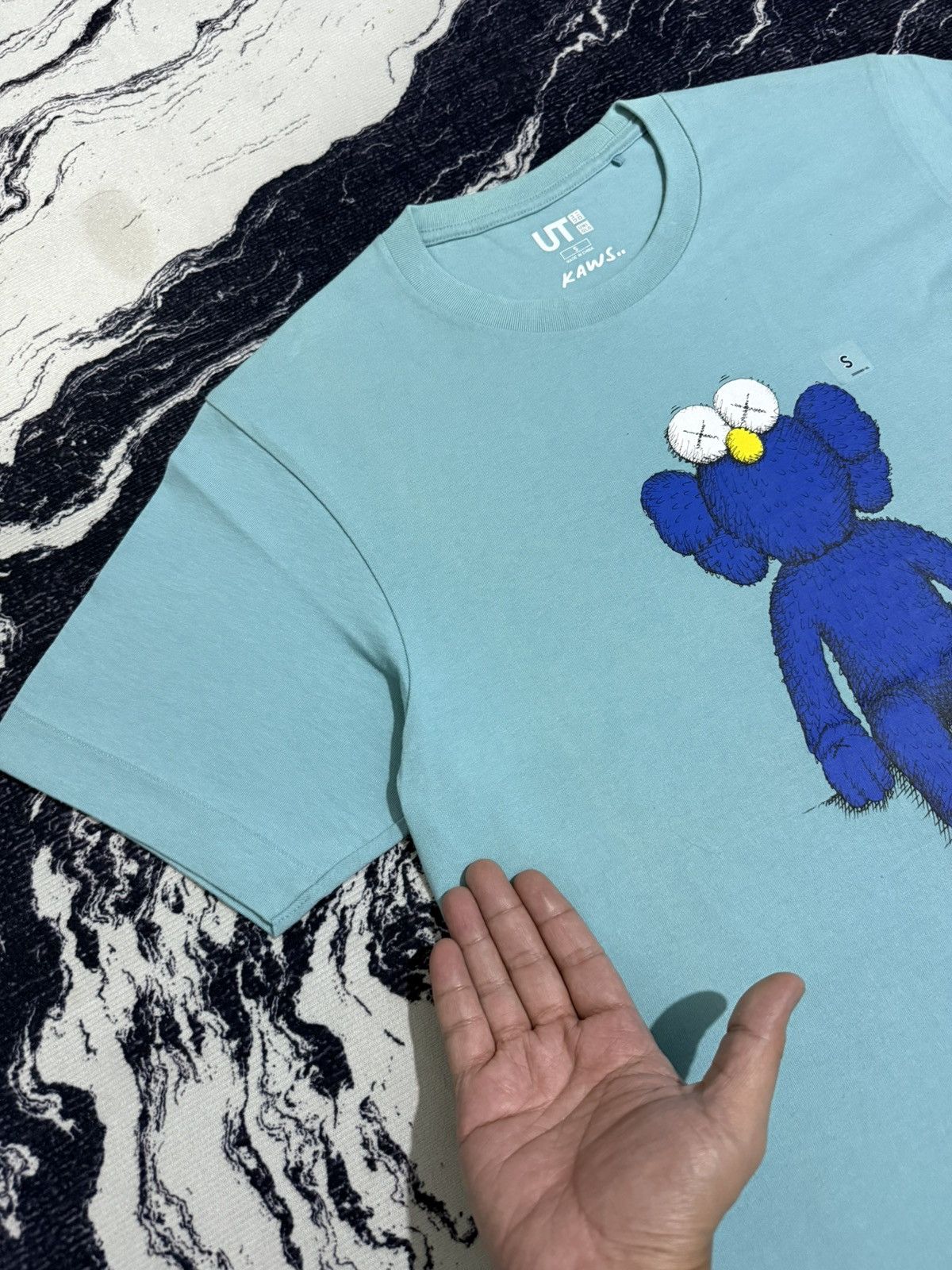 Kaws Uniqlo x kaws t shirt Size US S / EU 44-46 / 1 - 5 Thumbnail