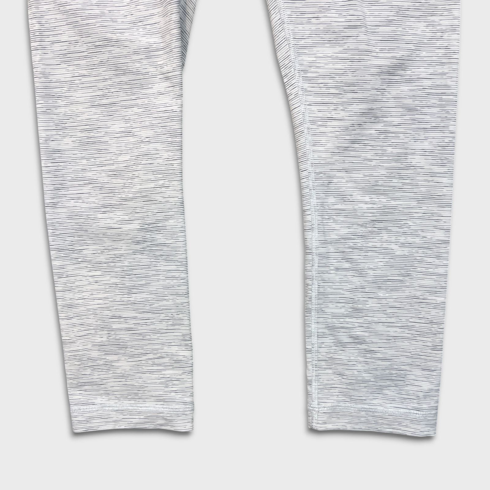 Lululemon Lululemon Wunder Under Crop High Rise Luxtreme 21 Yoga Tight Size 27" / US 4 / IT 40 - 3 Thumbnail