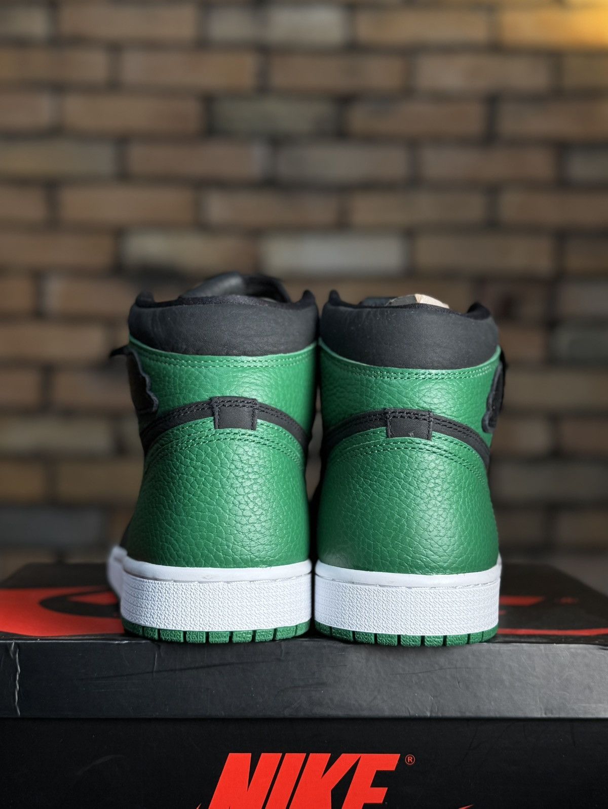 Jordan Brand BOSTON CELTICS JORDAN 1 RETRO HIGH OG PINE Size US 9.5 / EU 42-43 - 3 Thumbnail