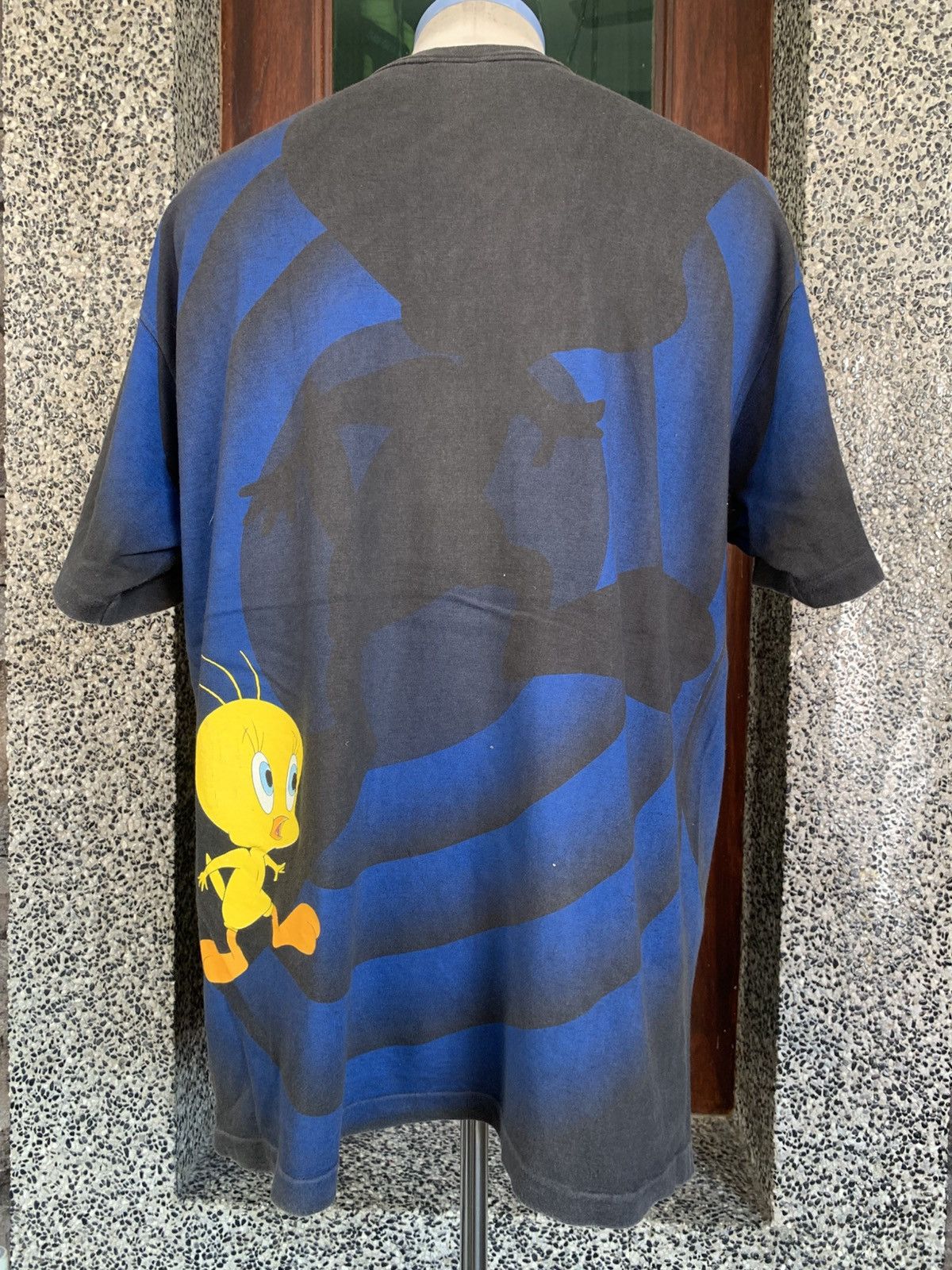 Vintage Vintage 90s Tweety Looney Tunes AOP Bulleyes T Shirt Size US L / EU 52-54 / 3 - 5 Thumbnail
