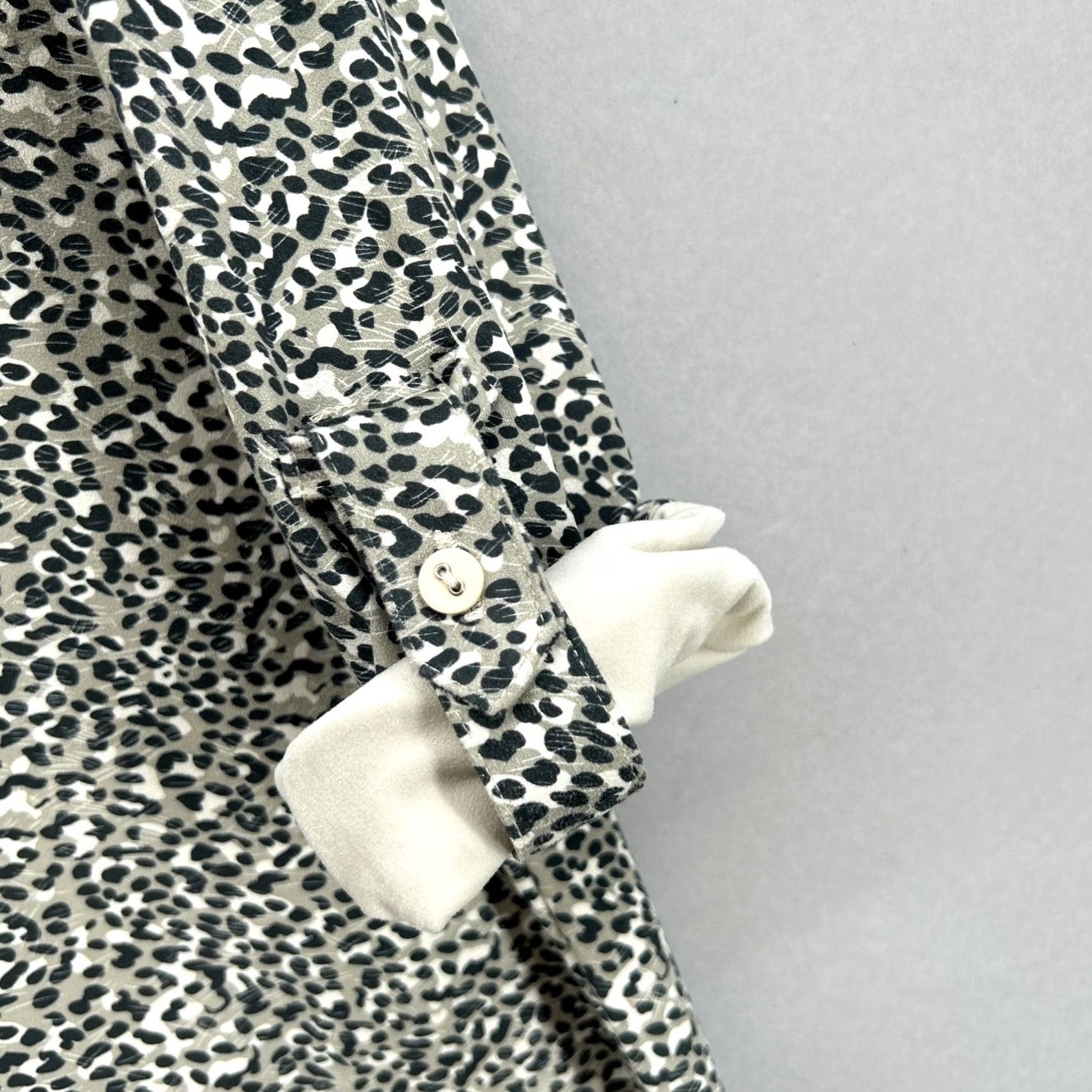 Vintage Tyler Boe Top Shirt Womens Small Button Up Blouse Animal Long Sleeve Microfiber Gray Size S / US 4 / IT 40 - 5 Thumbnail