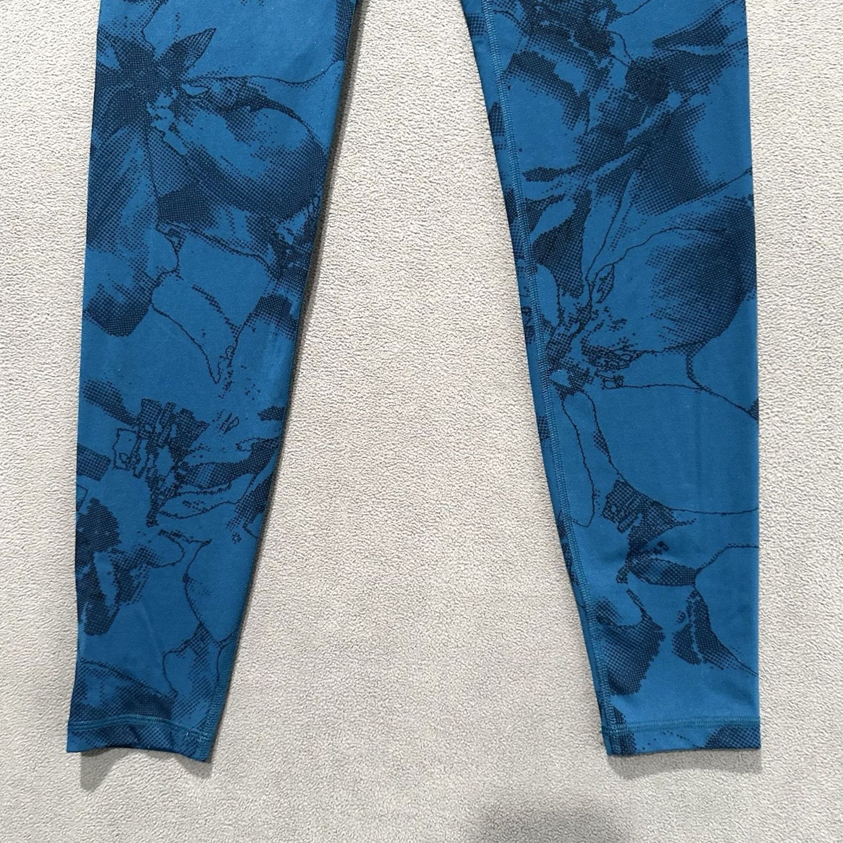 Old Navy Old Navy Active Go Dry Leggings Womens M Blue Floral AOP Print Stretch Yoga Size 32" / US 10 / IT 46 - 5 Thumbnail