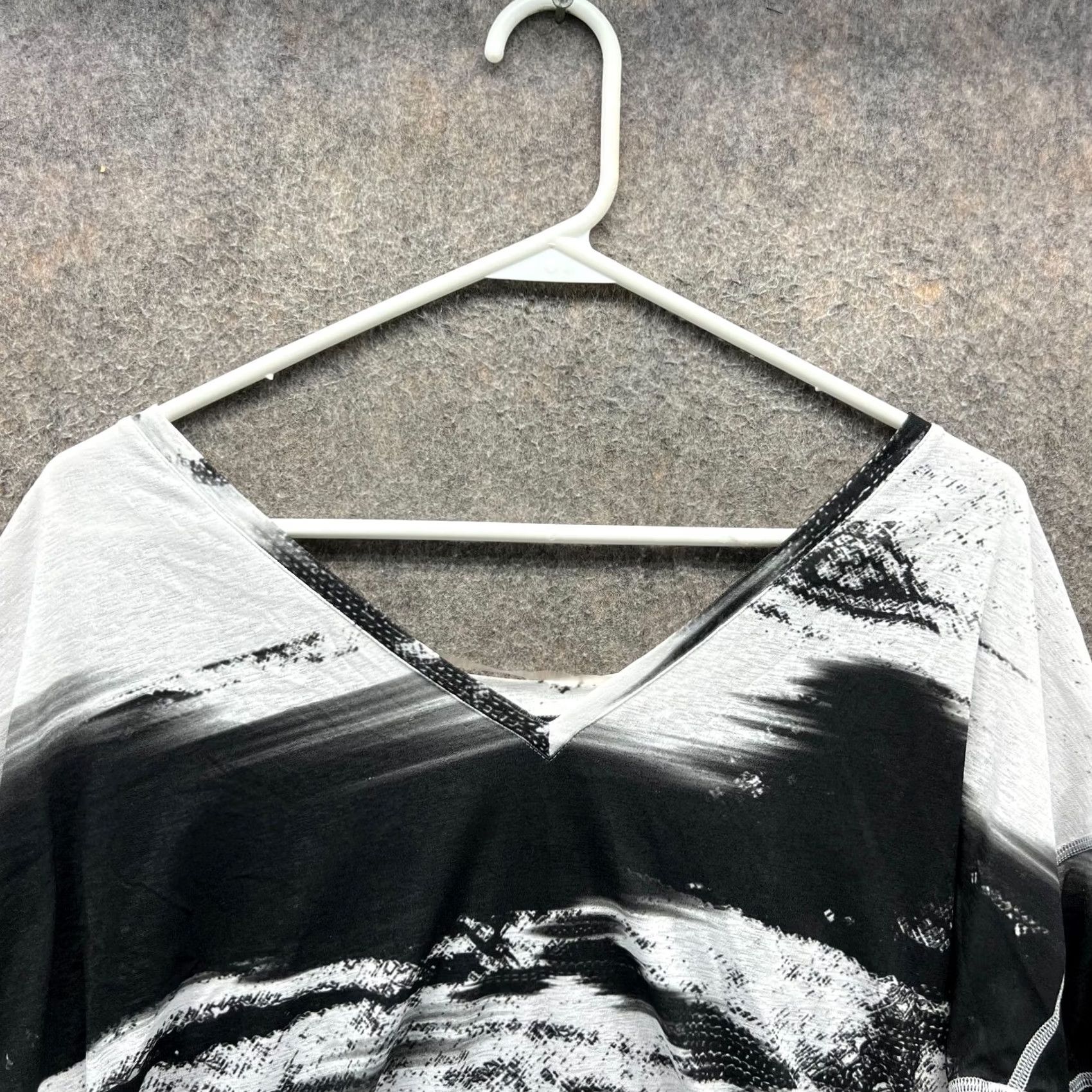 Puma PUMA Shirt Womens M Gray Black Graphic V Neck Short Sleeve Abstract Camo Size M / US 6-8 / IT 42-44 - 7 Thumbnail