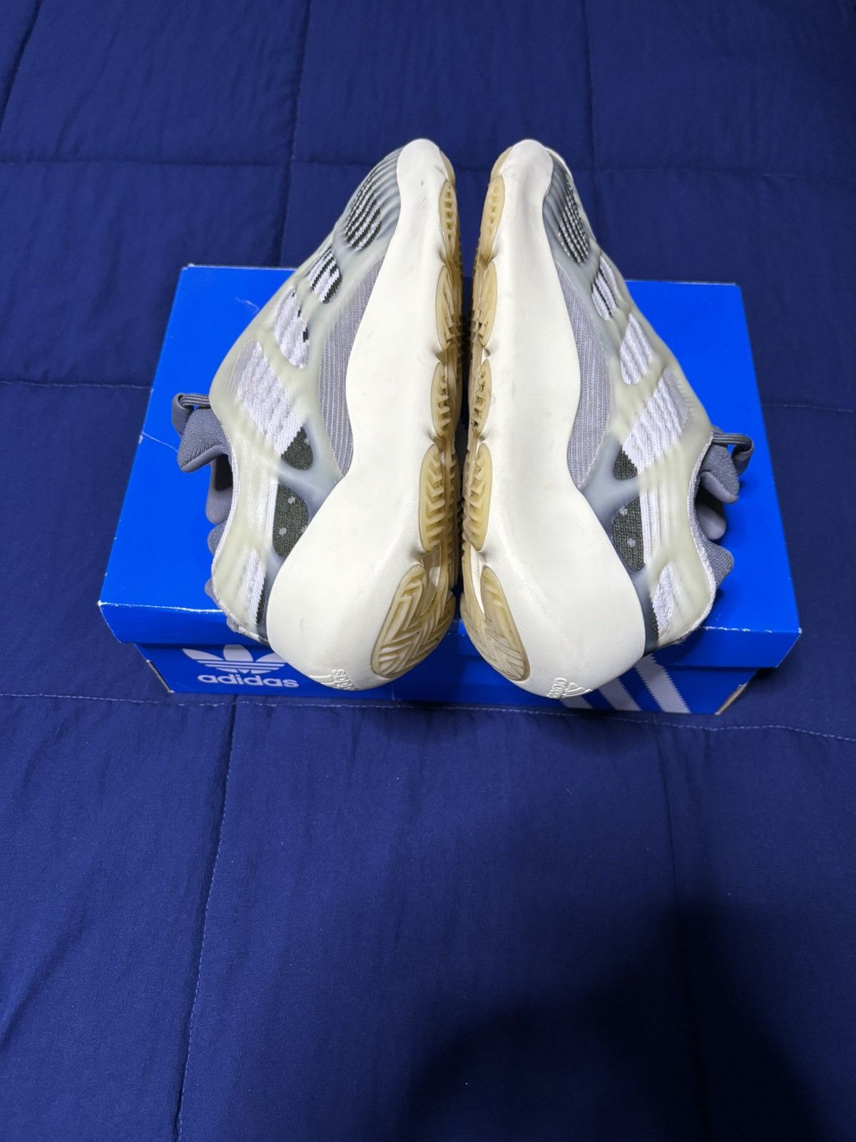 Adidas Adidas Yeezy 700 V3 Fade Salt 2022 Size 9.5 Size US 9.5 / EU 42-43 - 3 Thumbnail