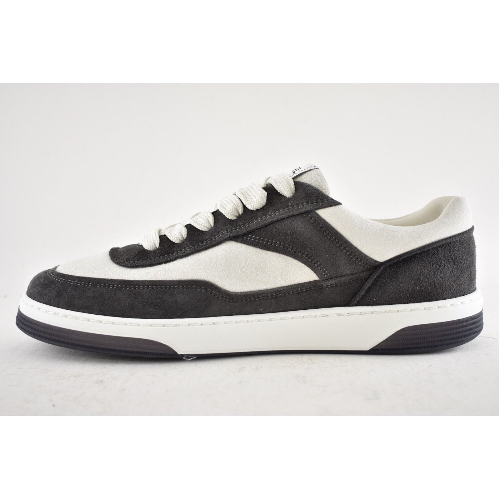 Chanel Chanel Suede White CC Logo Lace Up Runner Sneaker 41.5 Size US 11.5 / IT 41.5 - 10 Thumbnail
